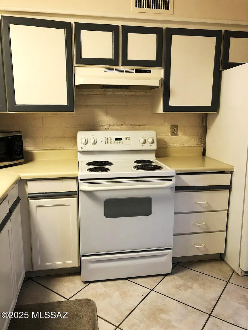 2875 N Tucson Boulevard 55