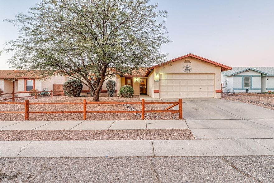 Come see this beautiful move-in ready 3 bed, 2 bath home with great floorplan that includes large Arizona room and rooftop deck!  A generous sized family room greets you upon entering the home w/ the dining area and kitchen overlooking.  The large Arizona Room can be accessed from the great room & be used for a variety of uses: home office, kid's playroom/work space, exercise room.  Owner's suite w/ walk-in shower, dual vanities & dual walk in closets is a great spot to relax. Remaining 2 bedrooms, hall bath, laundry room, & 2 car garage finish out the home. The property backs up to open desert & the backyard  features a covered flagstone patio, grass, mature citrus trees, storage shed, & roof-top deck with breathtaking views of the Catalina, Rincon, and Tucson Mountains. Minutes to UA Tech Park, I-10, Amazon Fulfillment Center, schools, Purple Heart Park, Bike Loop, Fantasy Island Bike Park, and much more!

Unique window coverings, including Hunter Douglas shades and custom Saguaro rib shutters