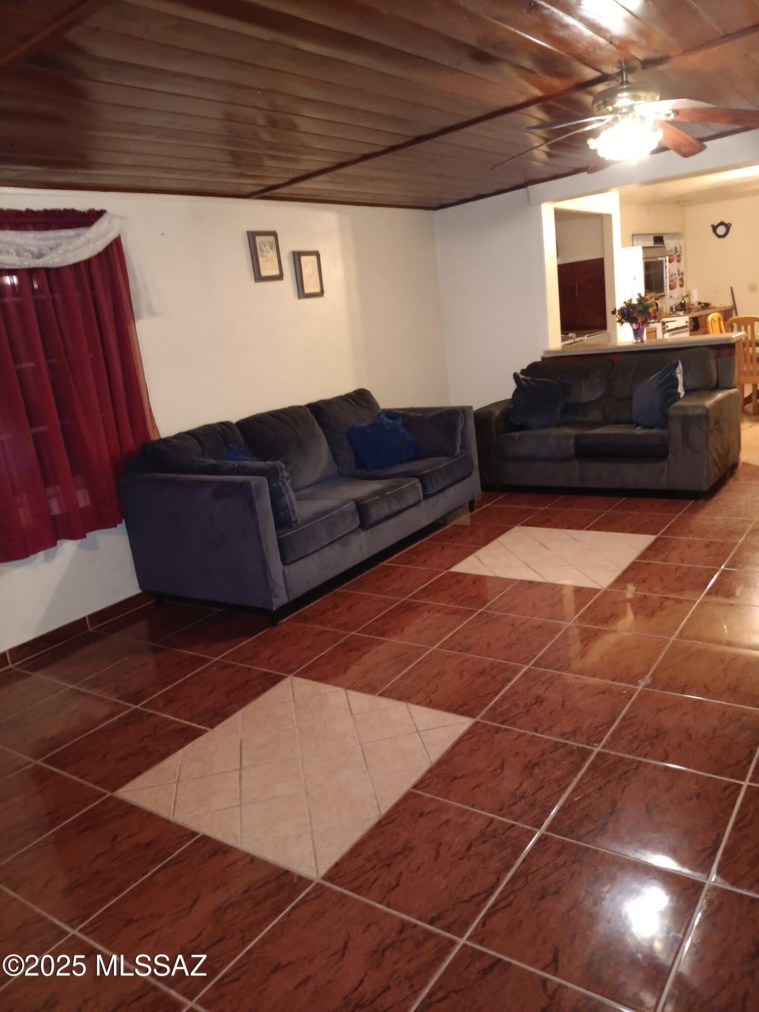 426 E Blacklidge Drive