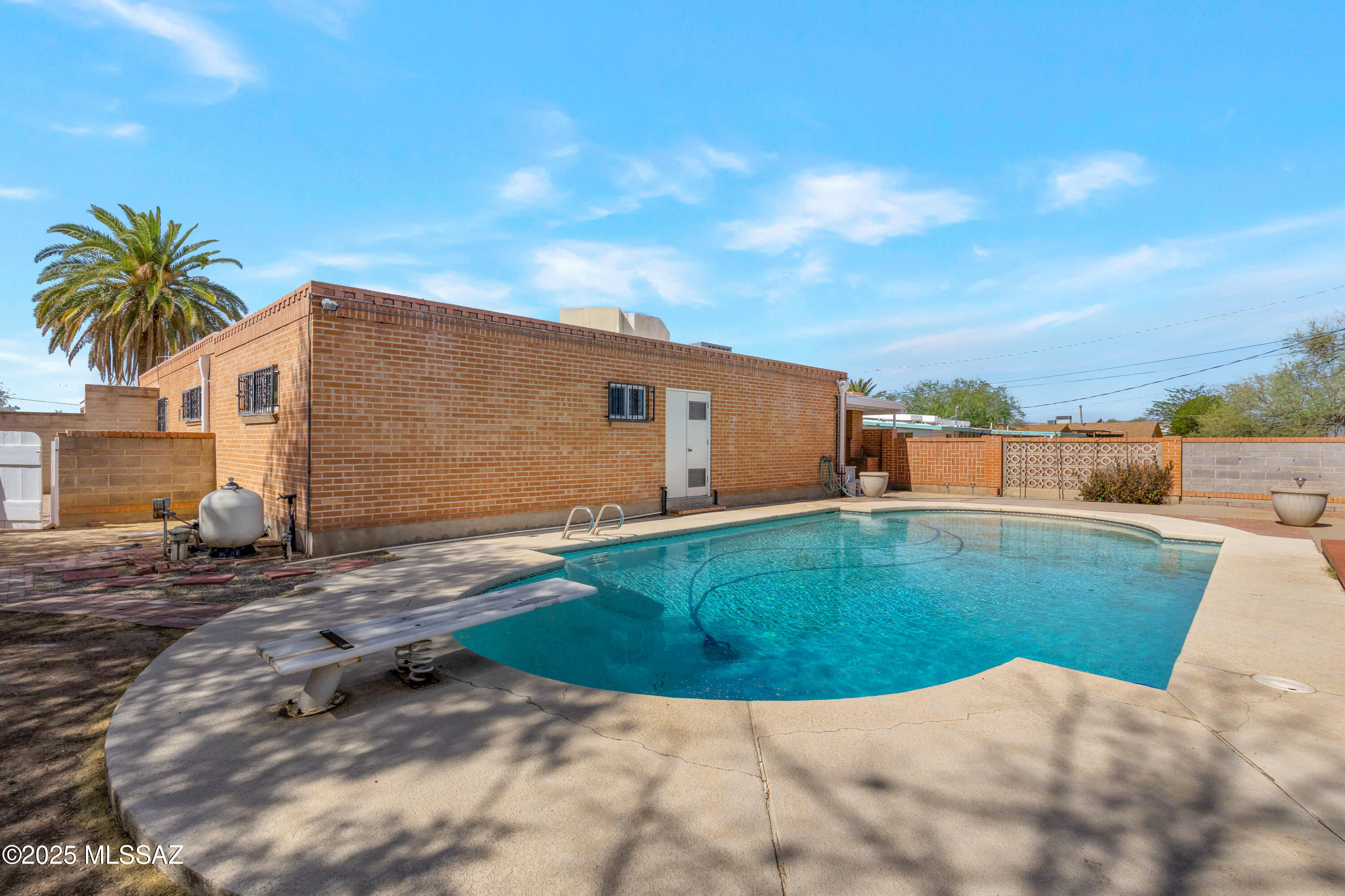 1047 E Hedrick Drive