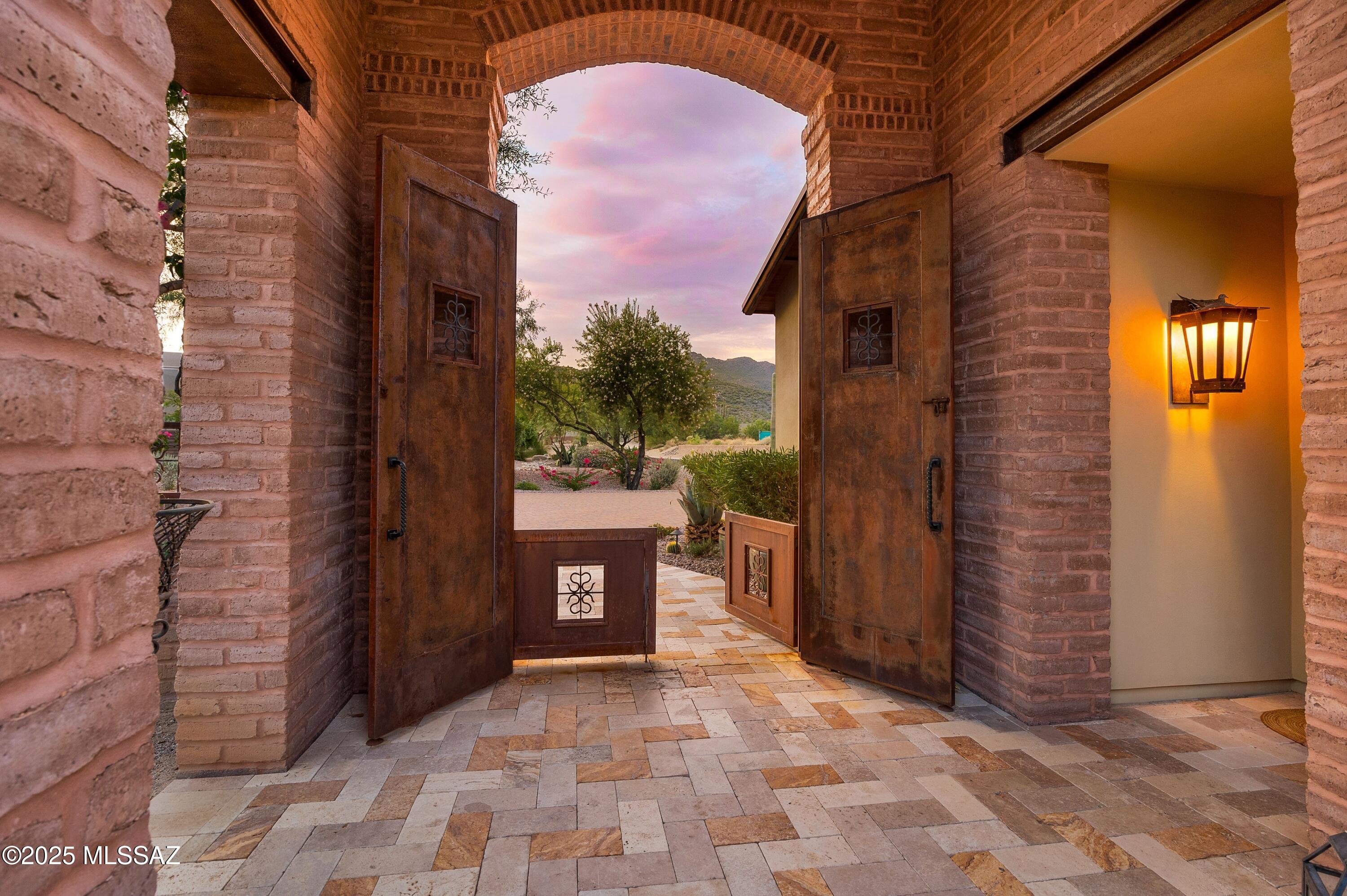 6167 W Seven Saguaros Circle