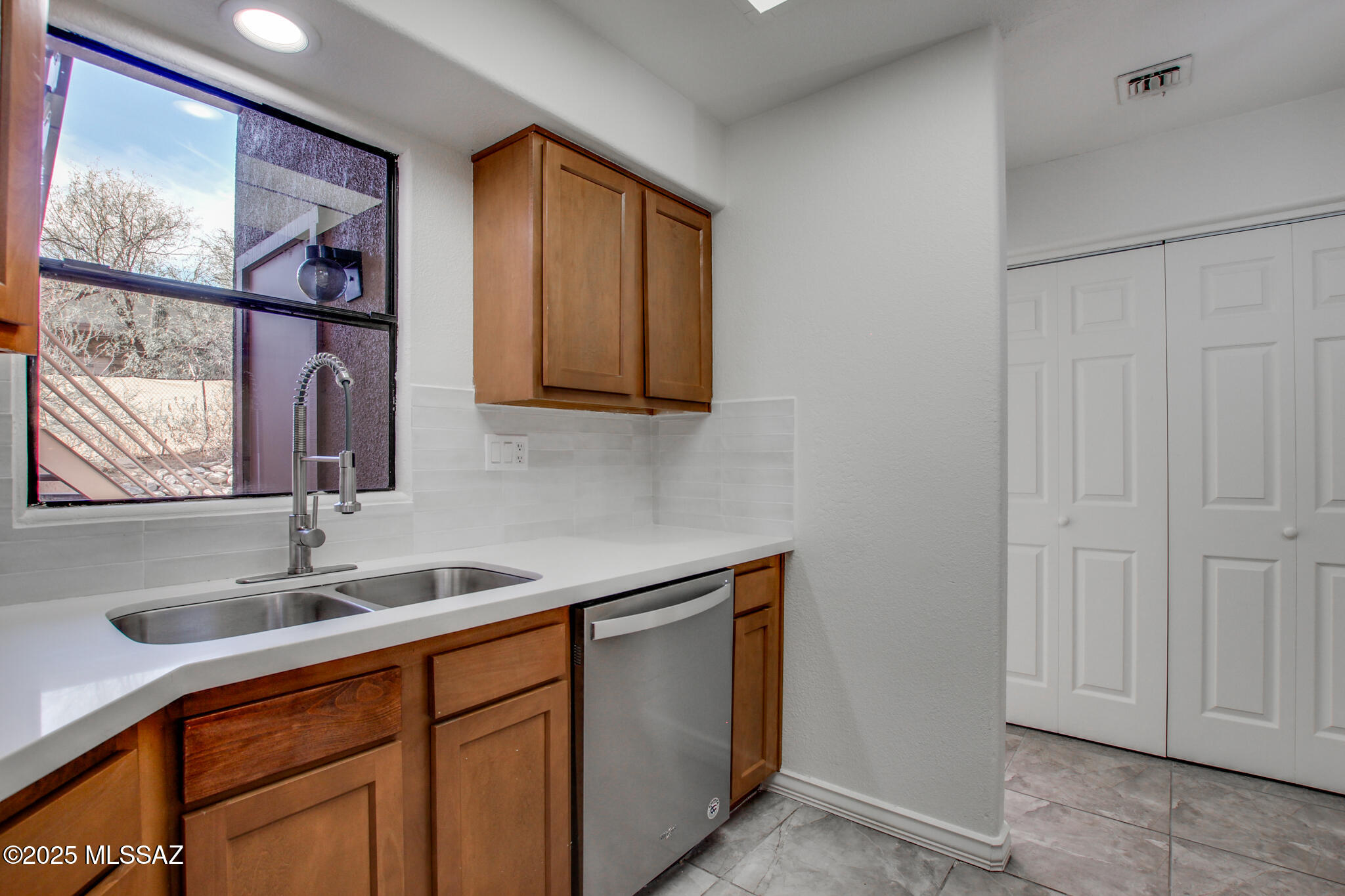 6655 N Canyon Crest Drive 15105
