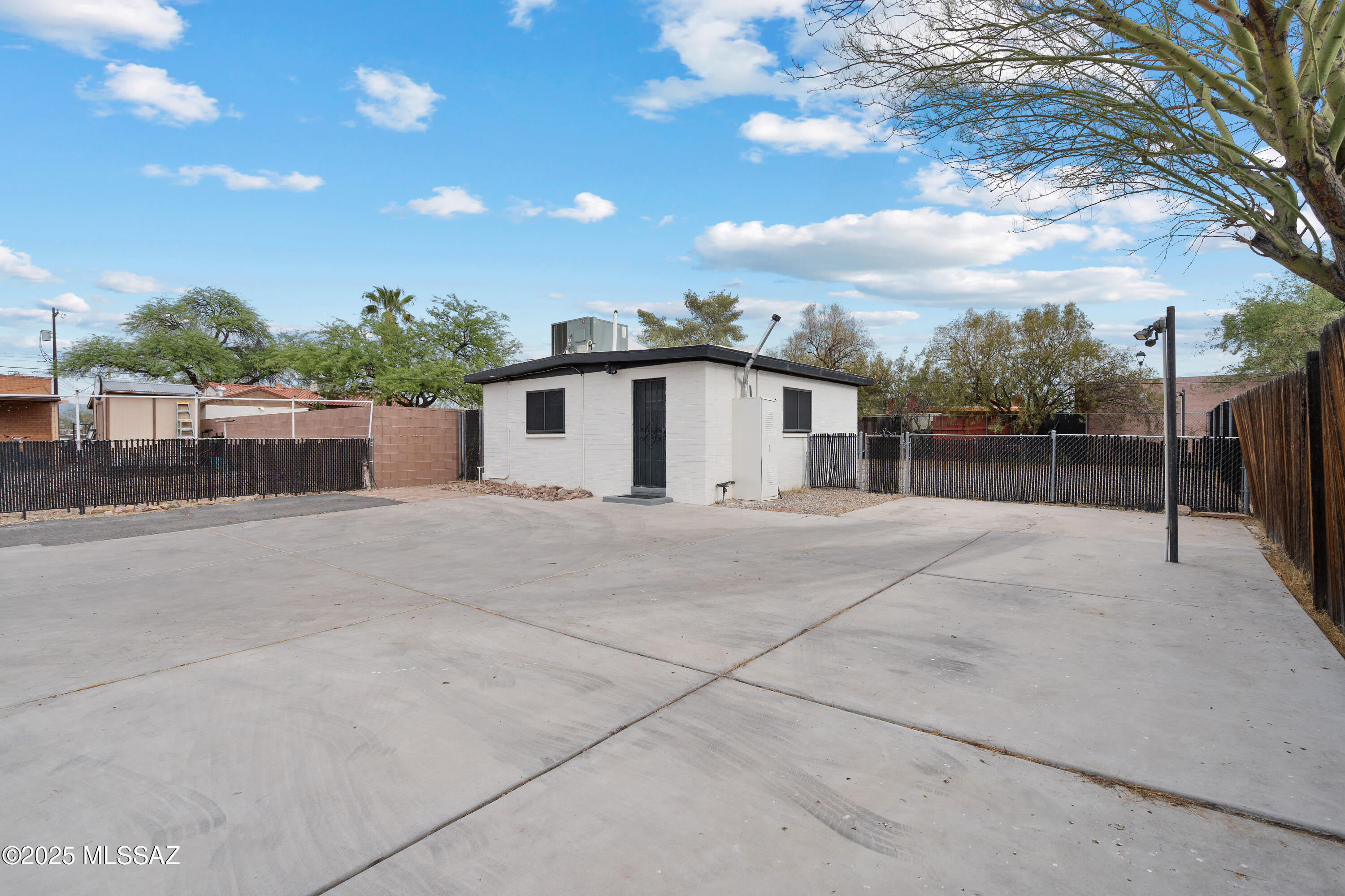 2844 E Edison Street