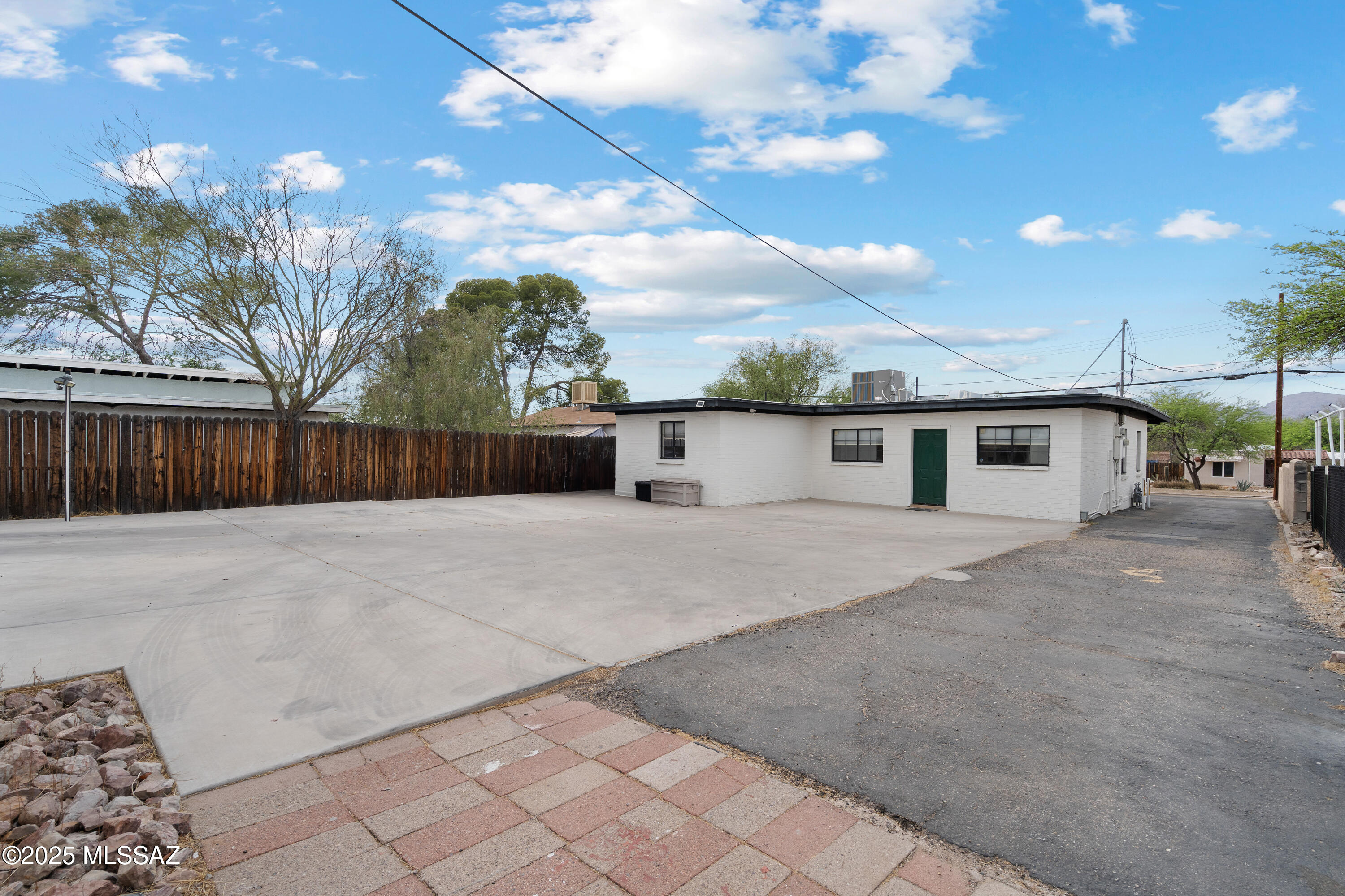 2844 E Edison Street