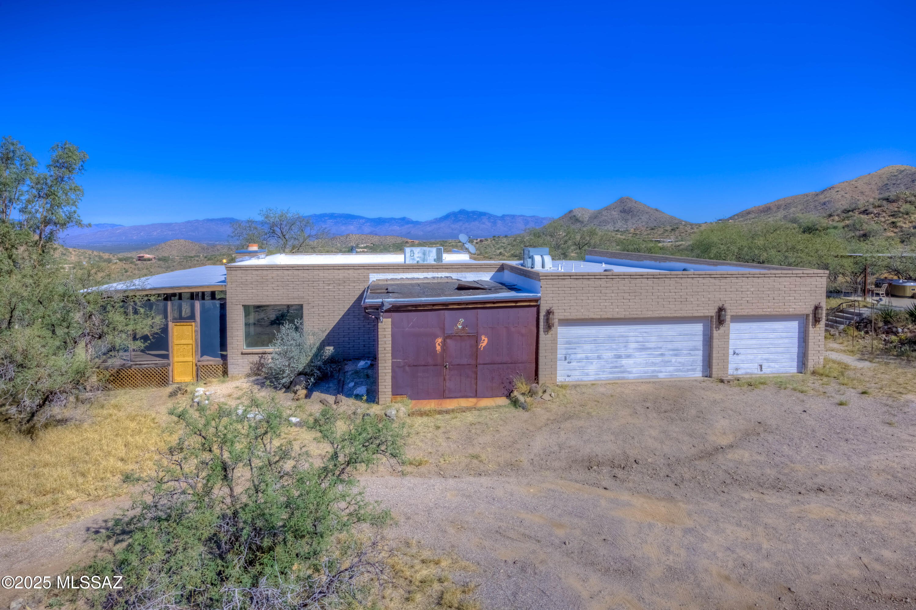 1422 E Camino Aurelia