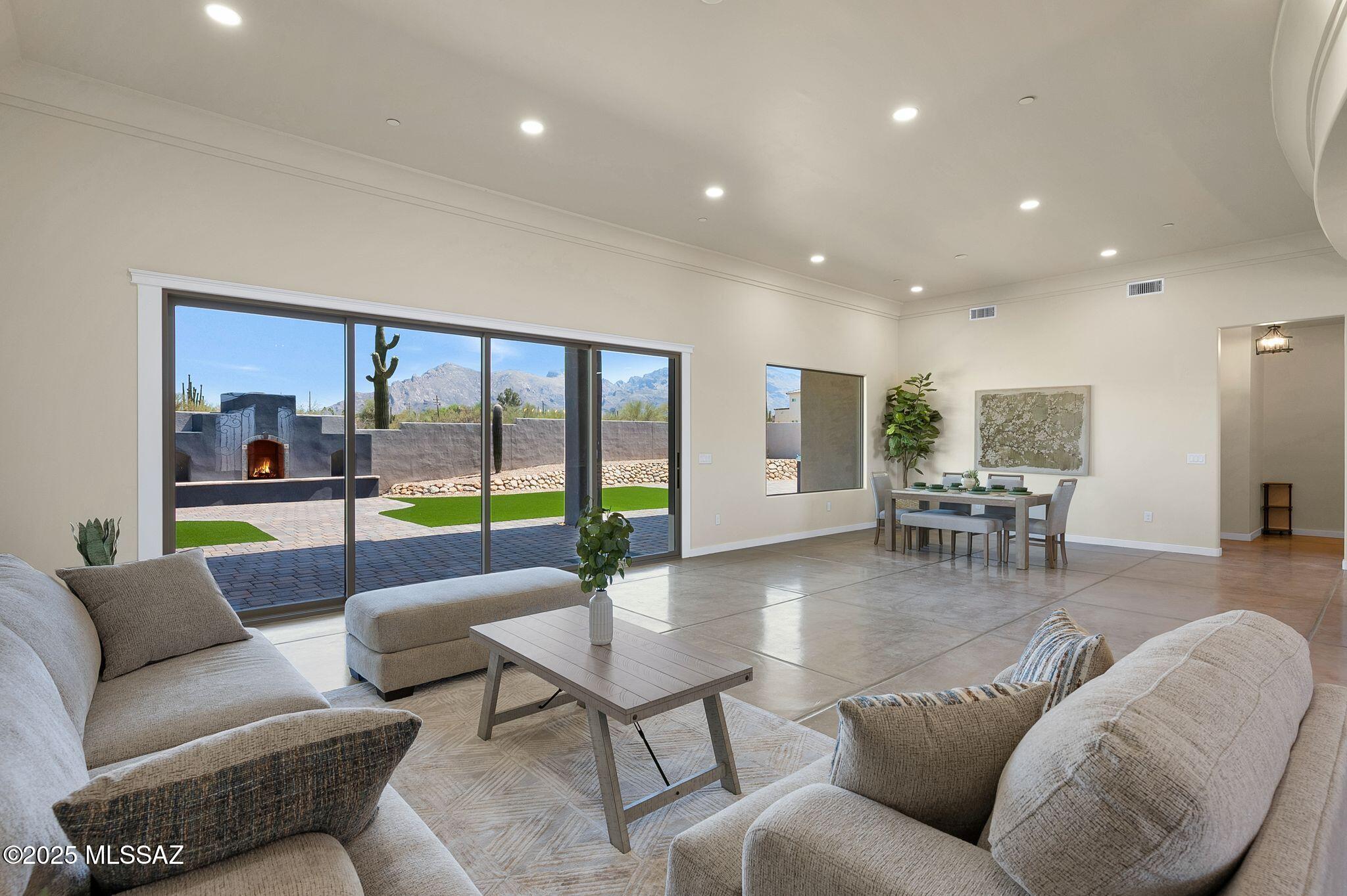 976 W Las Lomitas Road