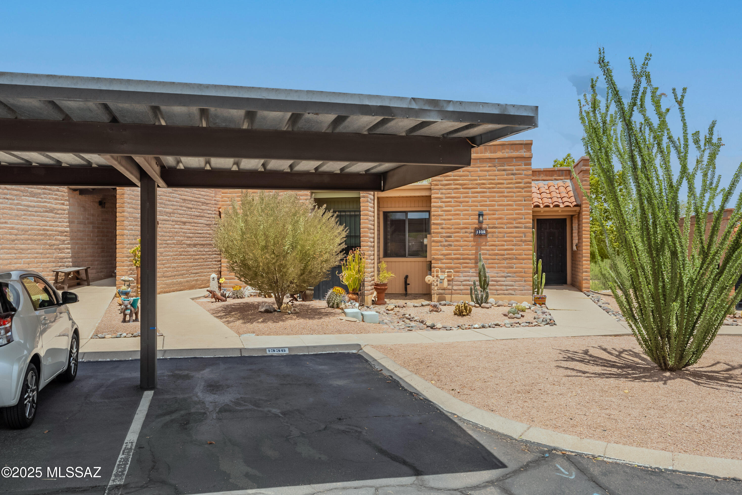 1336 W Desert Hills Dr