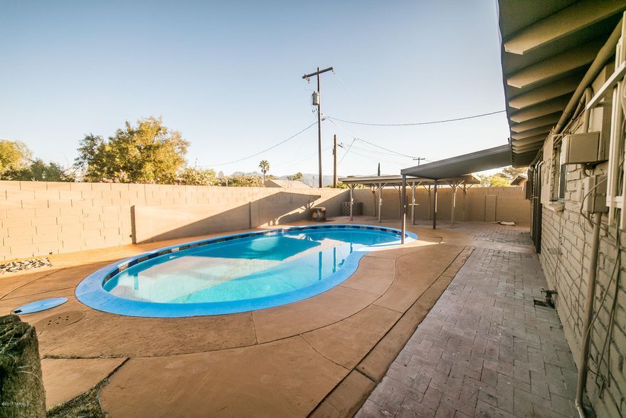 WONDERFUL CORNER LOT MID-CENTURY HOME IN A WELL ESTABLISHED NEIGHBORHOOD. HOME HAS BEEN UPDATED AND IS READY FOR ITS NEW OWNER. KITCHEN HAS DEEP AND WIDE DRAWERS AND GREAT COUNTER SPACE. SALTILLO TILE THROUGHOUT WITH CHARMING EXPOSED BEAMS. SPARKLING POOL WITH A RAMADA TO SIT BACK AND RELAX AFTER A LONG DAY.  HERE IS YOUR CHANCE TO OWN AN AMAZING MID-CENTURY HOME IN A GREAT LOCATION!