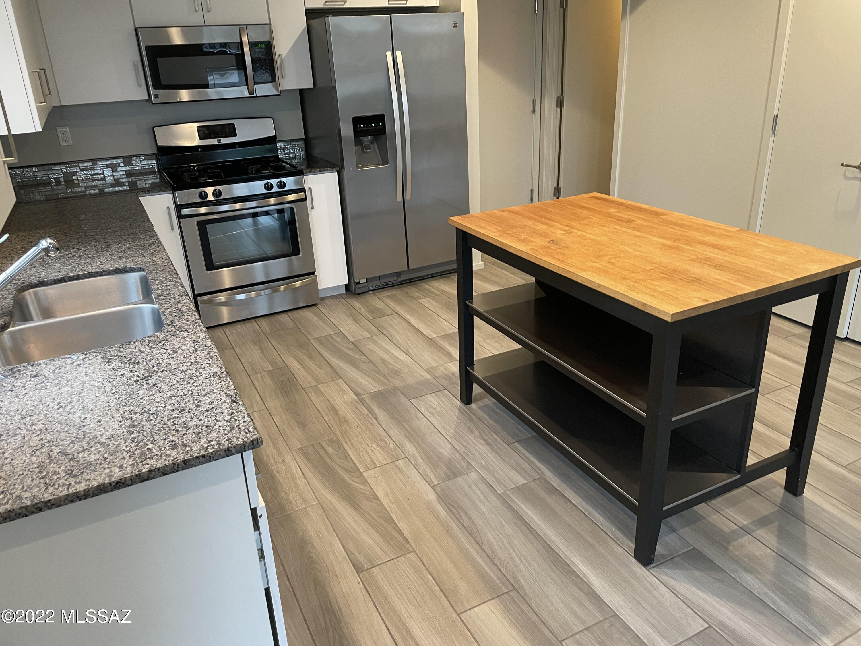 Park Modern SQ20153240738 - Residential Lease