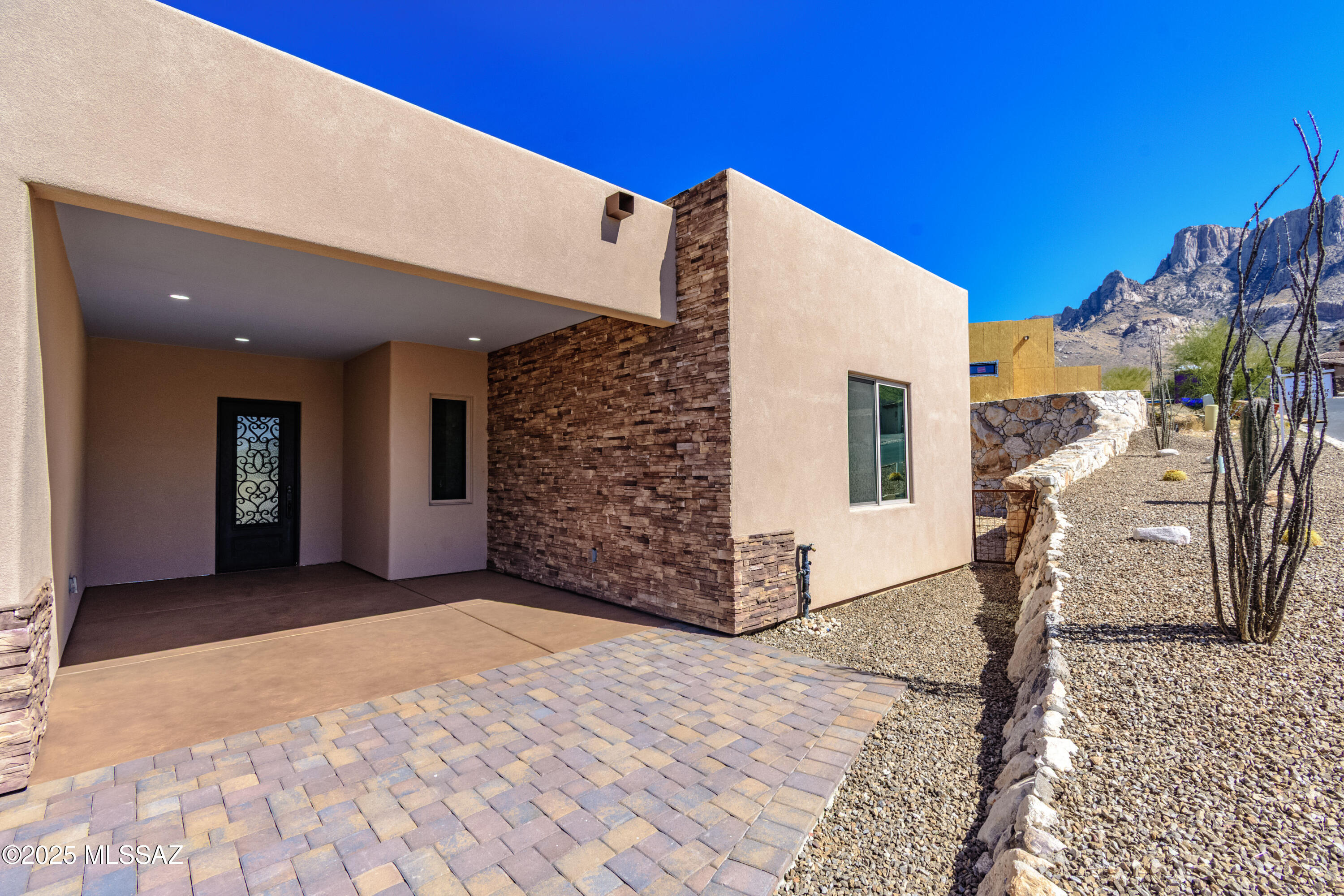 2399 E Della Roccia Court