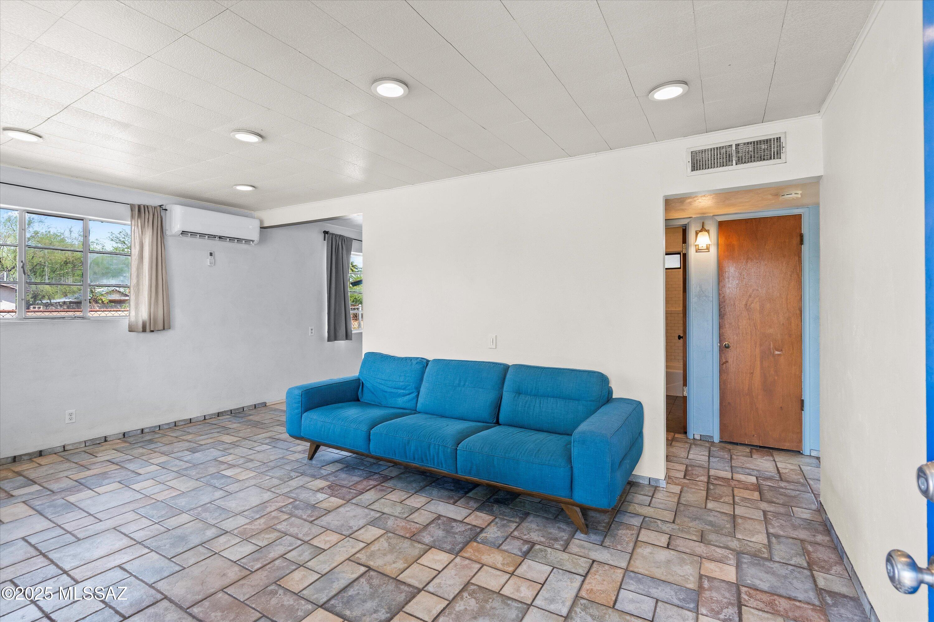 2801 E Beverly Drive