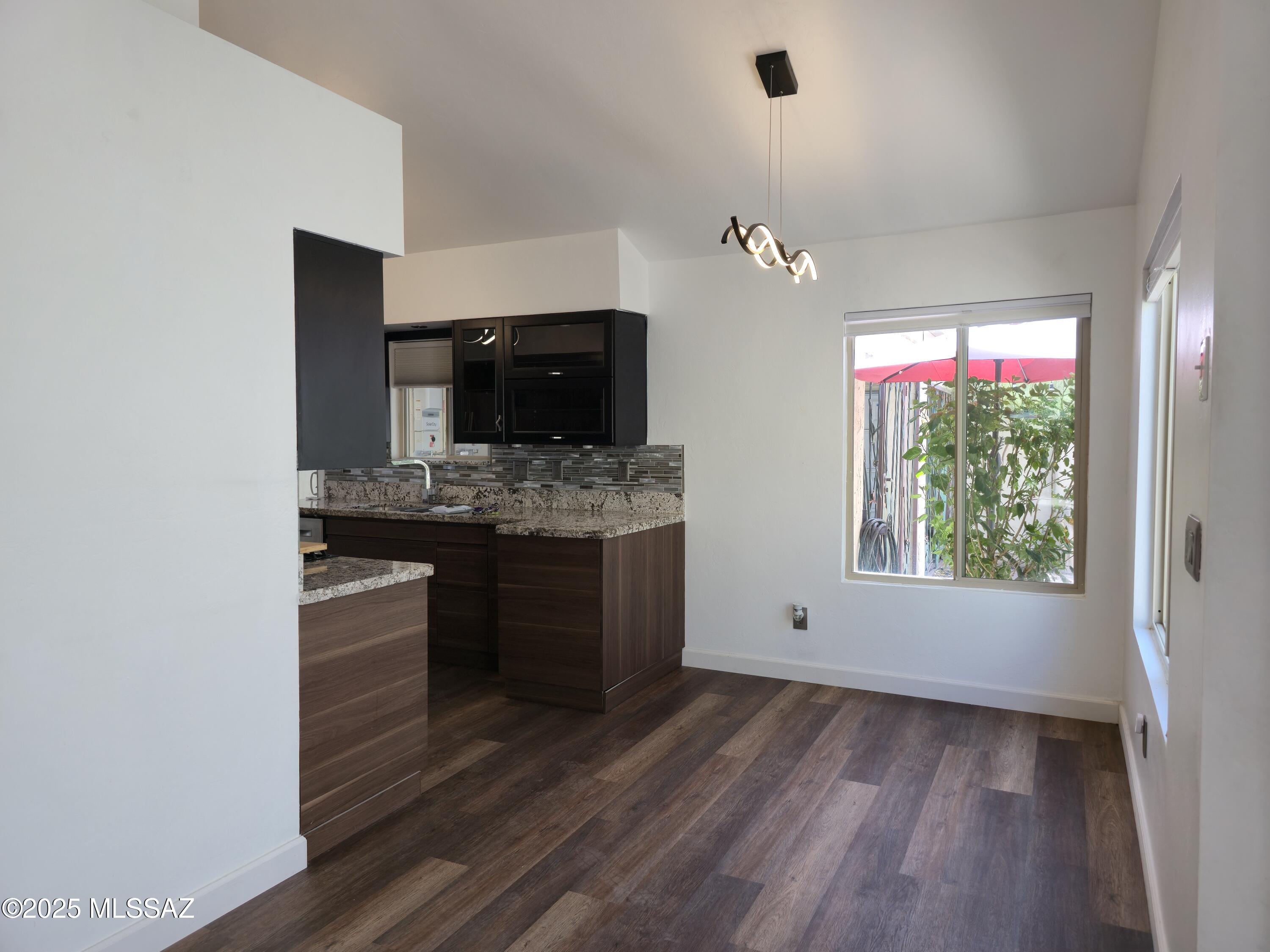 2802 W Carnation Place