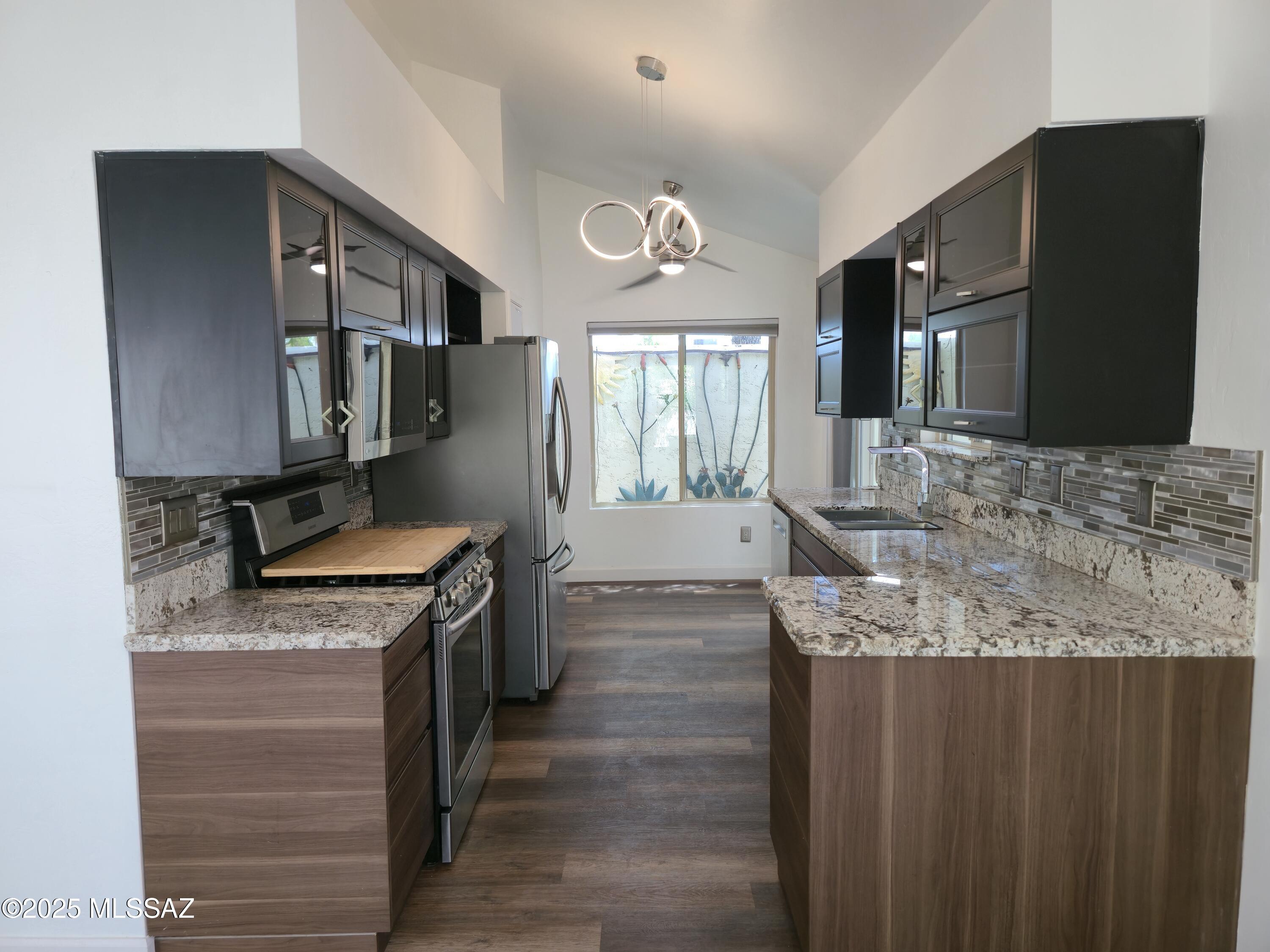 2802 W Carnation Place