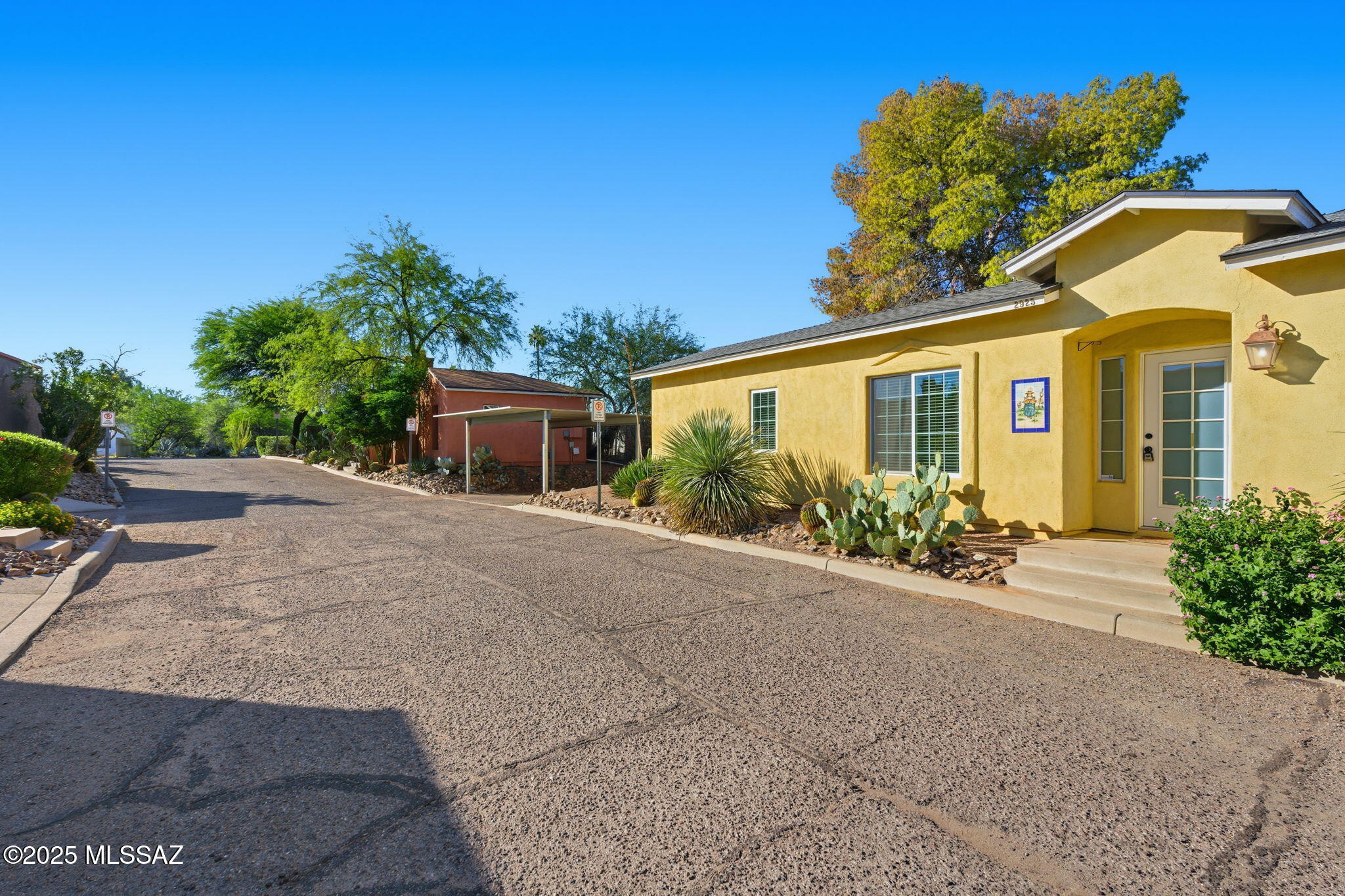 2925 N Adelaide Farms Place