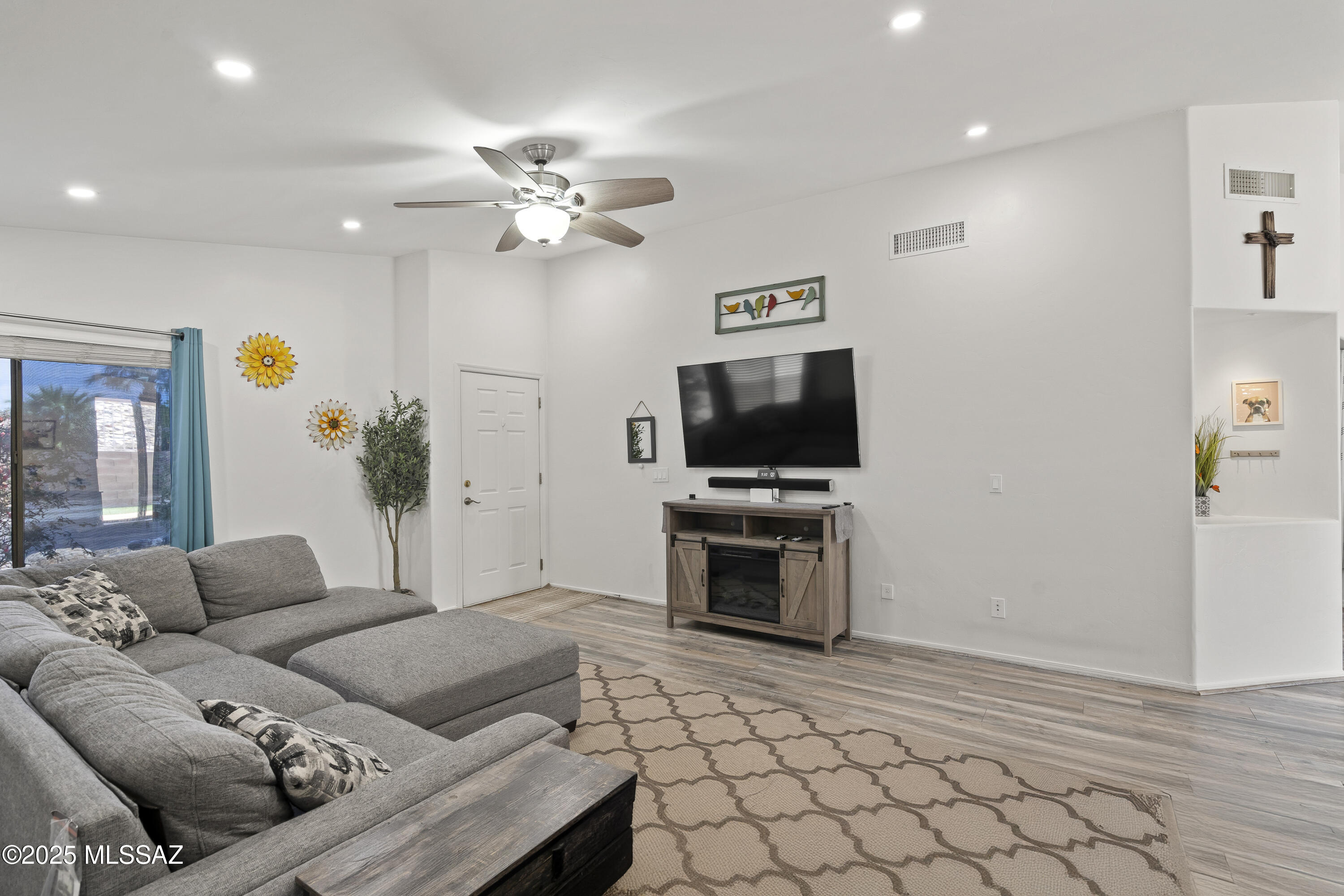 519 W Silvertip Road