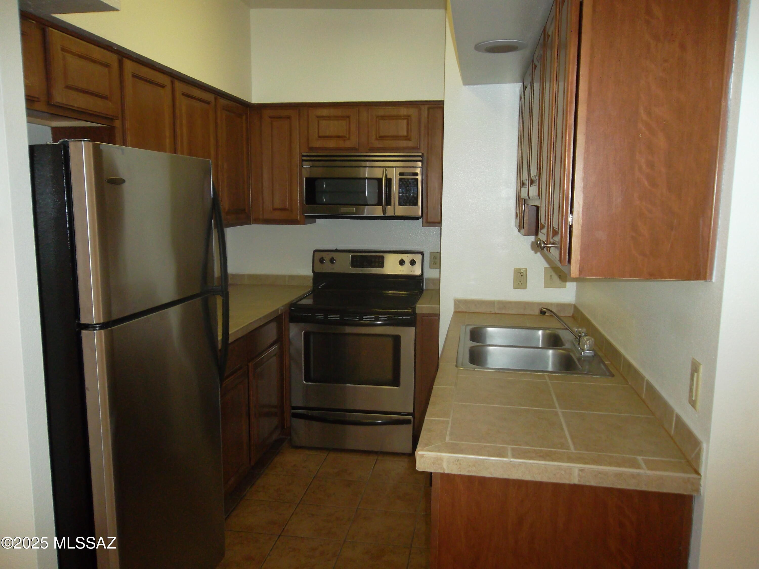 1810 E Blacklidge Drive APT 320