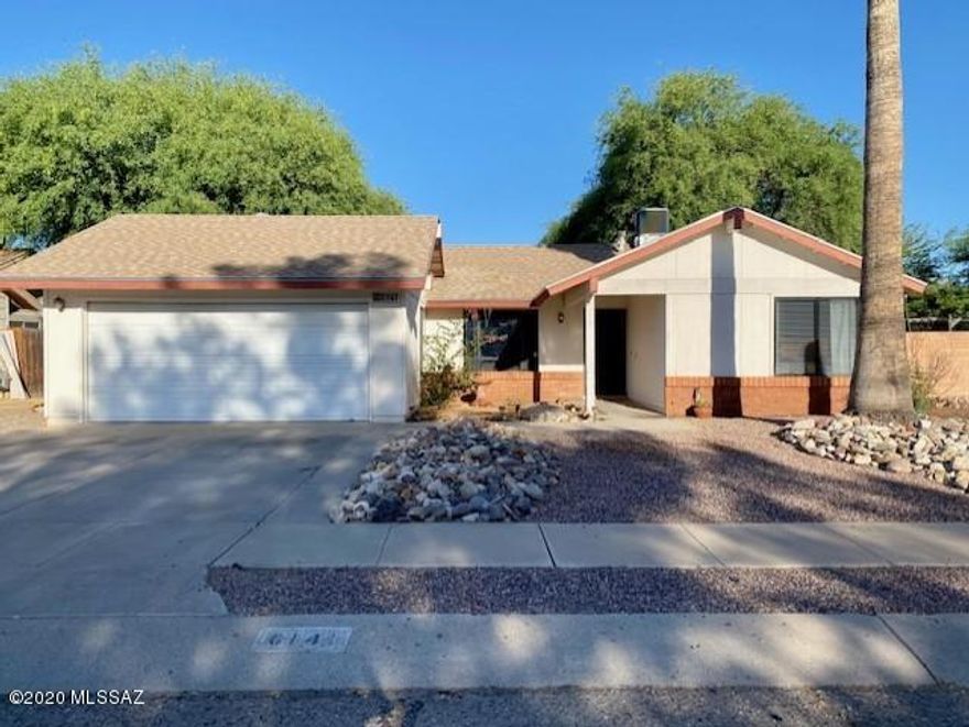 This great northwest location 4 bedroom/2 bathroom home features split bedroom floor plan, vaulted ceilings, all tile flooring, 1 car garage and large fenced backyard, patio, and storage/workshop. Neighborhood park with 
tennis, basketball, soccer, baseball and ramadas for your enjoyment!