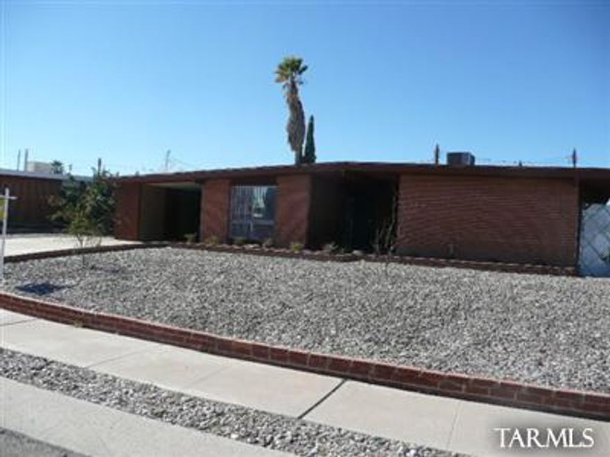 Splendid Sahuaro high home on HUGE lot. Solid brick home with living and family areas. TWO large screened Arizona rooms overlook a large fenced yard, perfect for a family. High efficiency AC for cool comfort. Just two block from Schumaker elementary! This is a great home for you... CALL TODAY