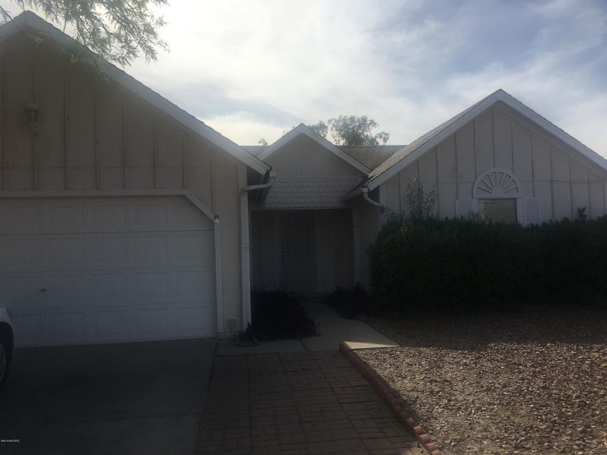 3 bedroom, 2 bath house with LARGE fenced backyard. Enjoy saltillo and concrete floors, backyard with screened in patio, workshop in garage, and much more! Call office to view!