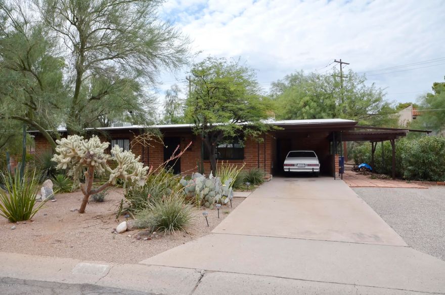 Fabulous Highland Vista Neighborhood, close to neighborhood park and pool. Classic Burnt adobe ranch home with exposed adobe interior wall and exposed tongue and groove beamed ceilings. Updated kitchen with Corian counter-tops, sink and faucet, newer stainless oven/cooktop, dishwasher and refrigerator. Updated bathrooms with newer cultured granite vanity tops and shower surrounds. One owner since 1975. Huge lot, dual cooling, conveniently located near Williams Center, plus terrific restaurants and shopping. Three bedroom, two bathroom with additional family room. Ready for new owner decorating ideas. Flood insurance required, quoted at $1449.00/year. Great potential to live in one of Tucson's favorite neighborhoods under 200k.