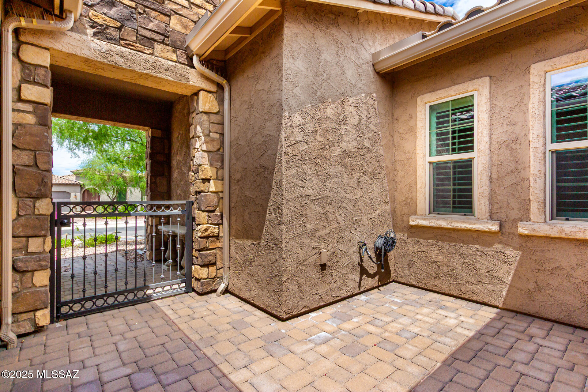 961 W Golden Barrel Court