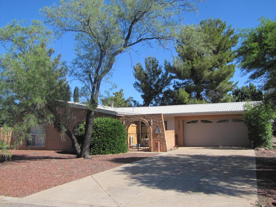 Turn-key fully furnished 2BR/2Ba home with 2 car garage. AZ room with in-floor heating. Walk-in closet in MBR. Built-in shelves in guest BR. Three mini-split units in house and FP in living room. Open kitchen/dining area with pass thru to AZ room. Flagstone patio in fenced backyard with shed and alley access. Front courtyard. Quiet street not far from amenities and new vineyard. Quick access to Hwy 191 and I-10.