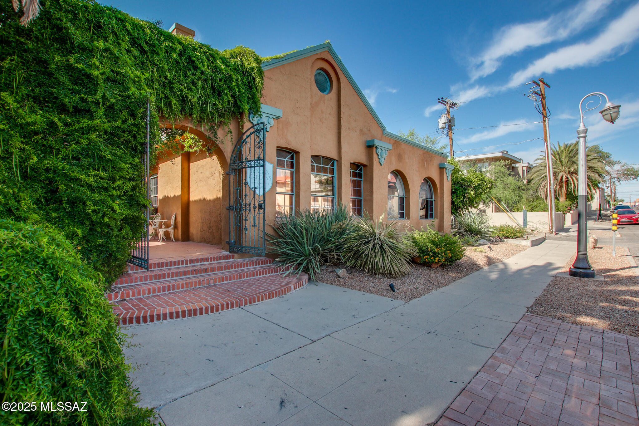 325 W Franklin Street 101