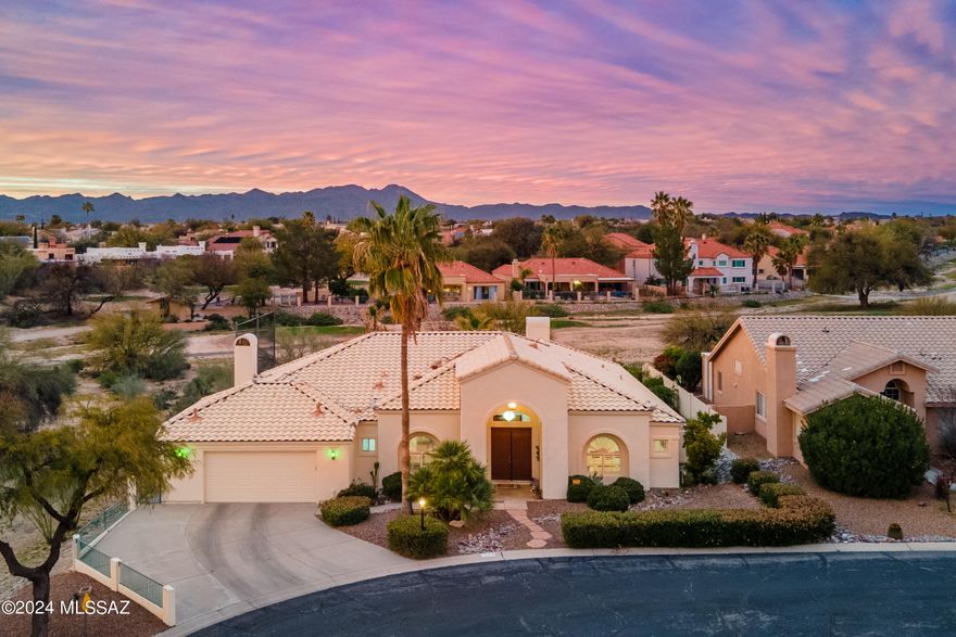 Majestic home uniquely located on the Fifth Hole of El Conquistador's Golf Course and at the end of a cul-de-sac in the heart of Oro Valley offering one of the best school districts, and wonderful shopping options. Large green area with heated swimming pool, jacuzzi for your enjoyment complemented by beautiful views of the golf course and sunsets. Completely renovated for the most discriminated buyer, with a formal living room and a great room open to the kitchen. Significant outdoor space to read, play and eat.
You will not want to miss this rare opportunity which will go fast.
