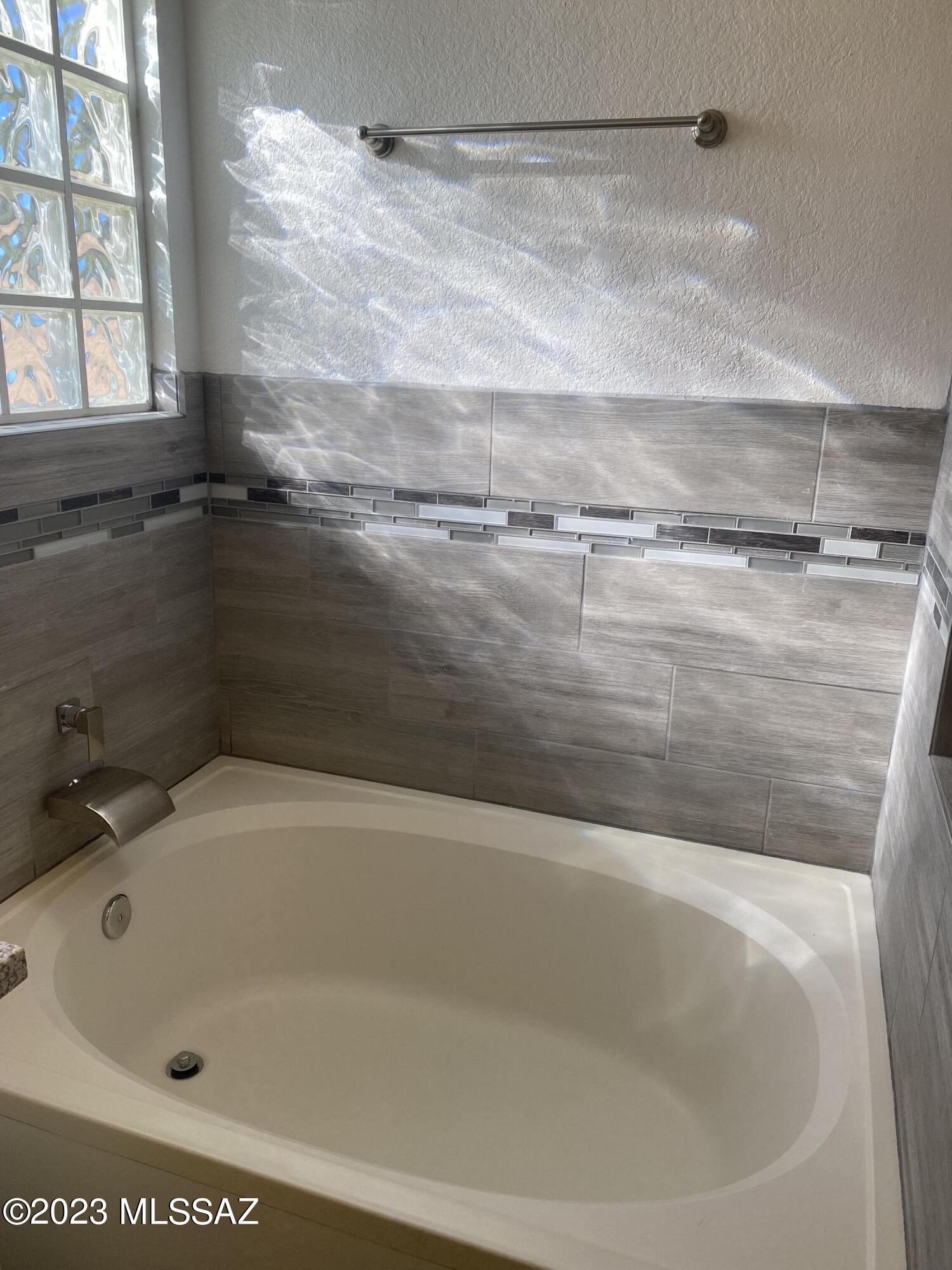 Bluffs (The) 2 - Residential Lease