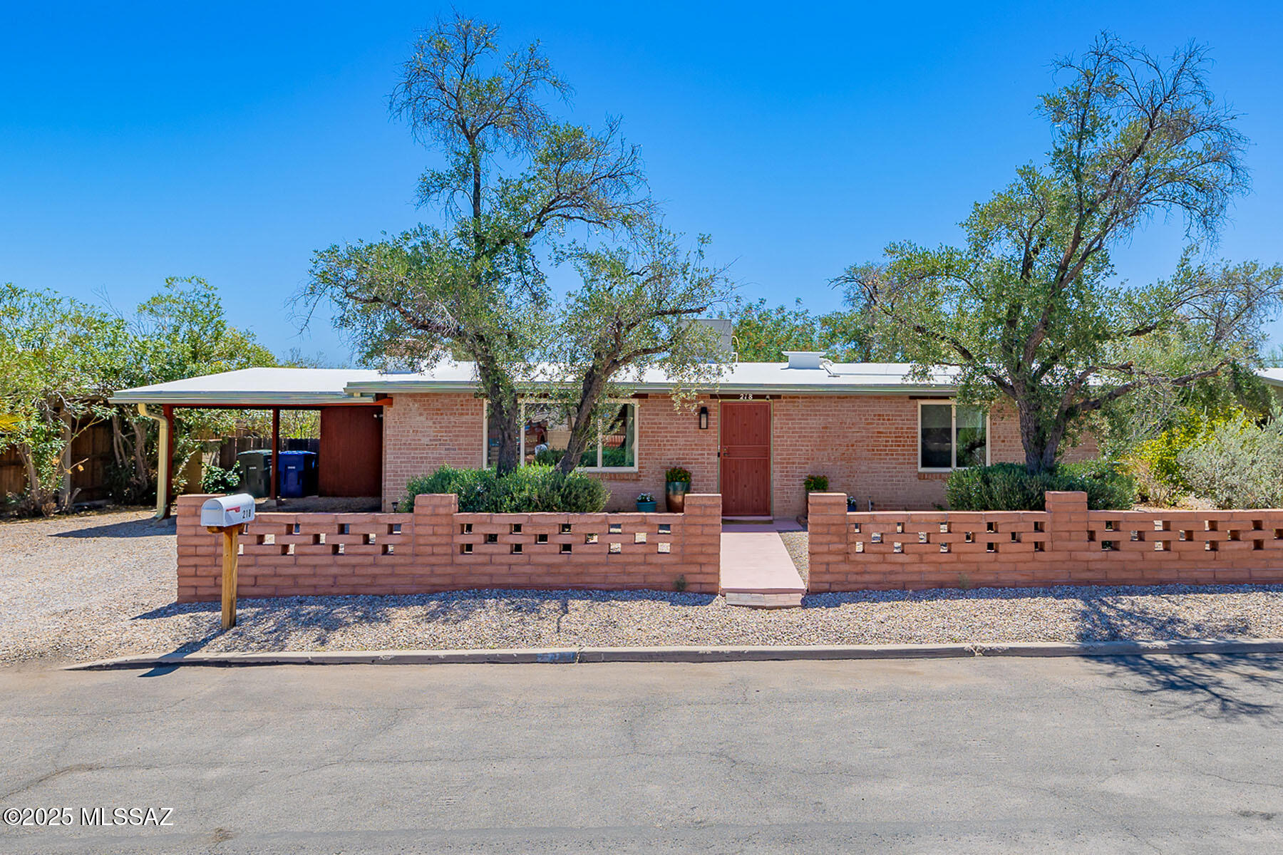 218 N Rojen Court
