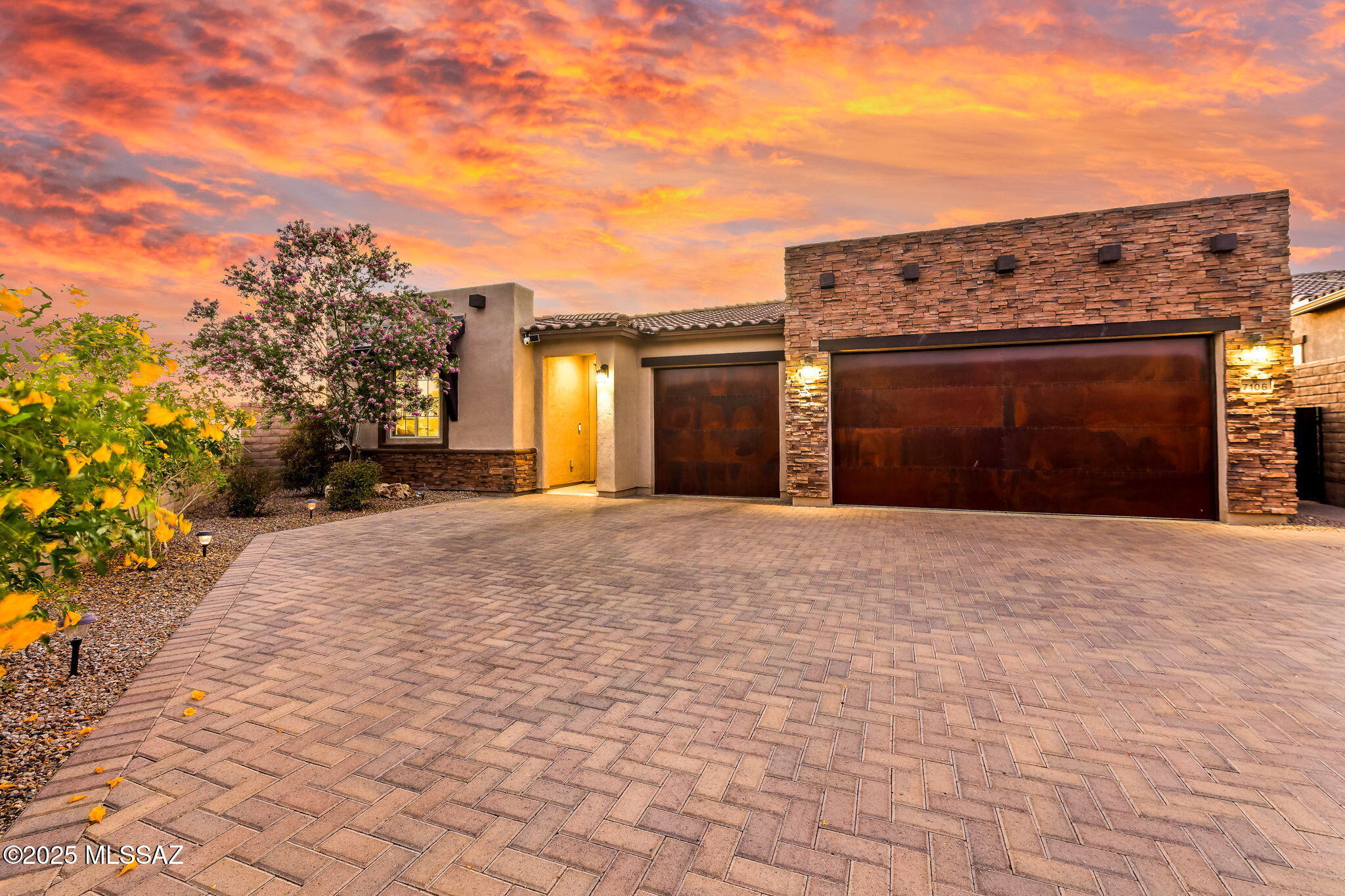 7106 W Foothills Acacia Place
