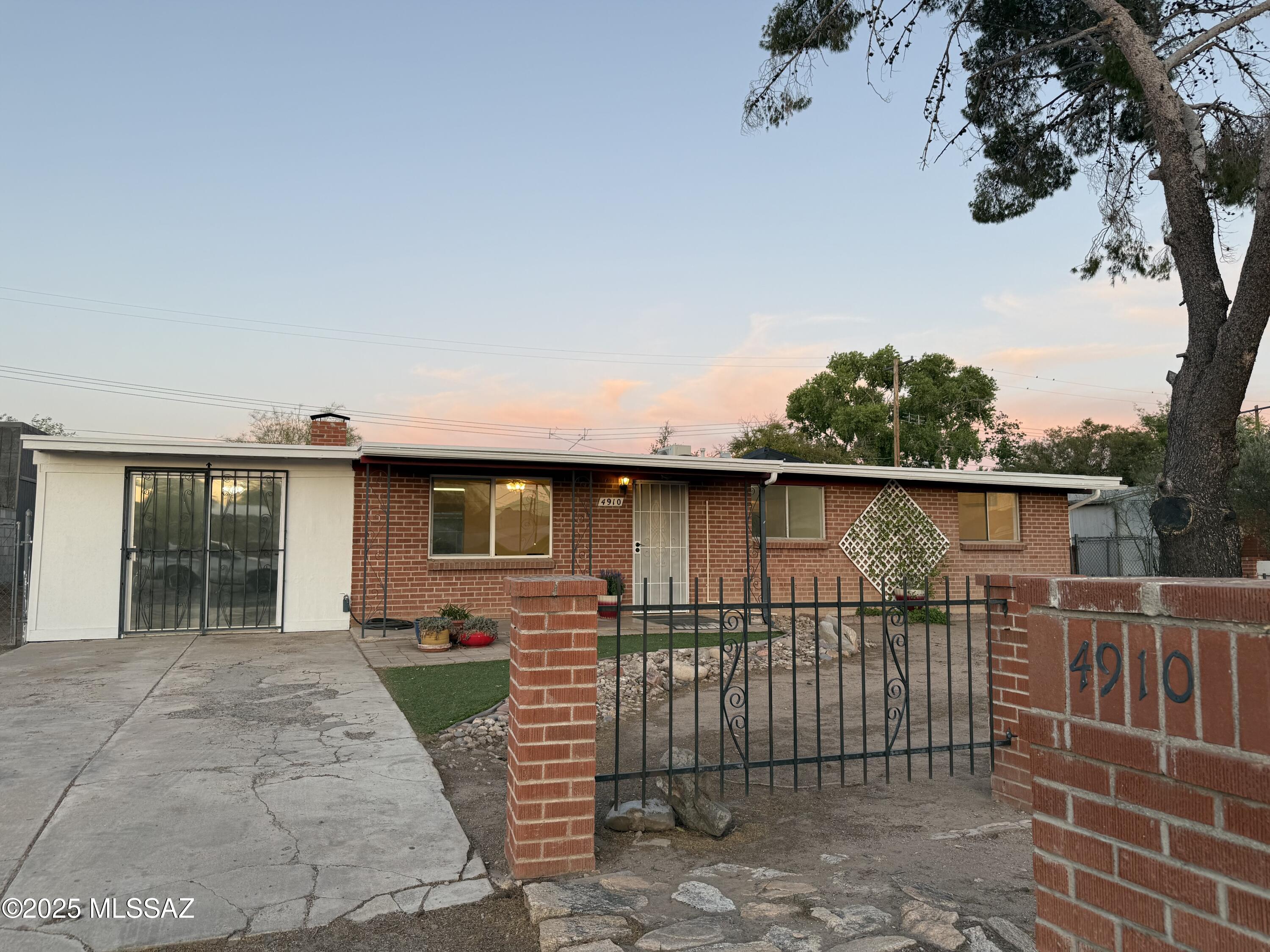 4910 N Gold Avenue