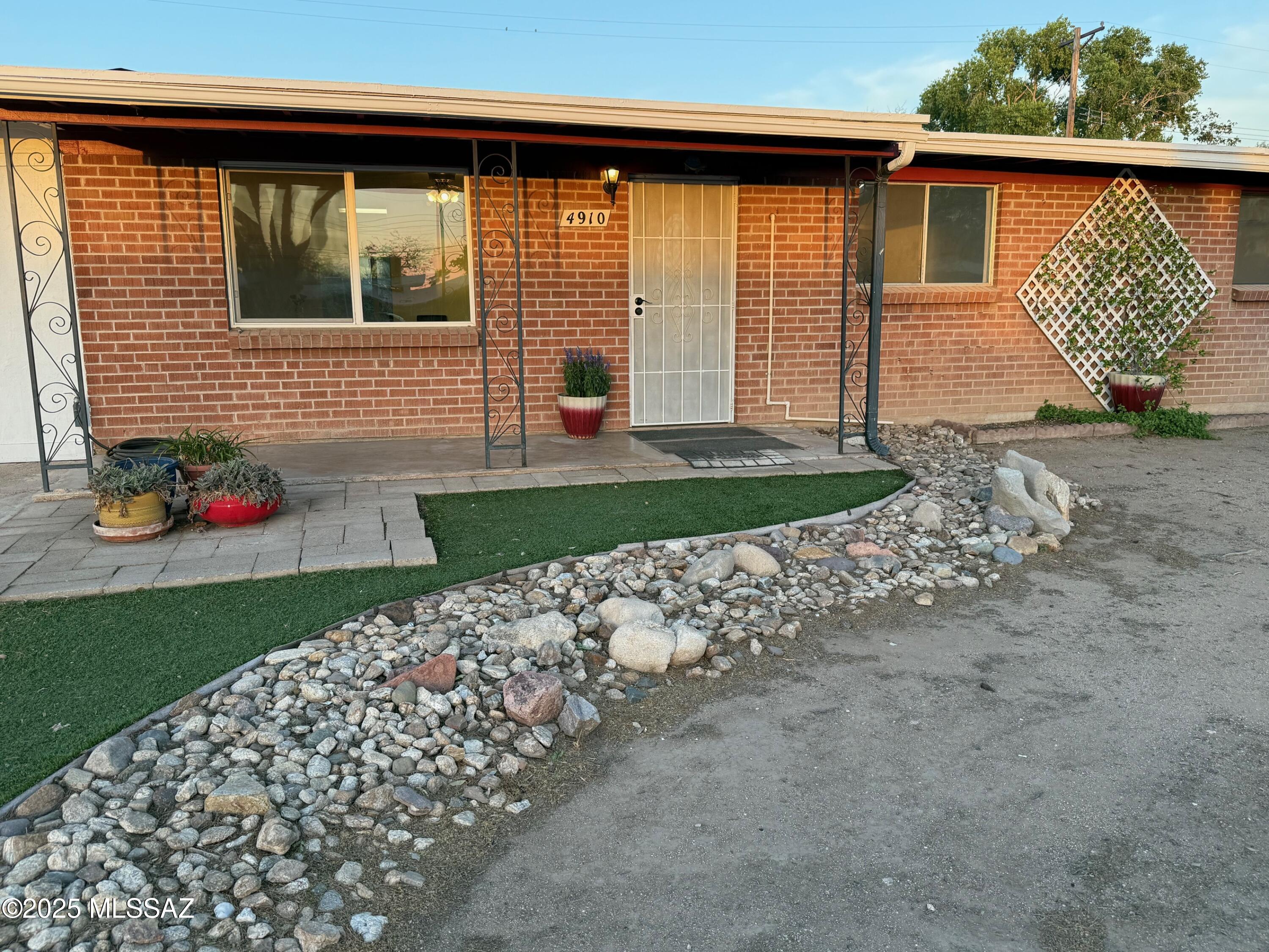 4910 N Gold Avenue