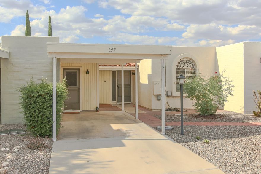 This Townhouse is Beautifully upgraded and ready for you to move in.  Furniture available SBOS.  Come and enjoy the relaxed atmosphere of Green Valley Arizona.  GVR gives you access to 7 Major Centers and 6 Satellite Centers, one of which is just 2 streets to the West.