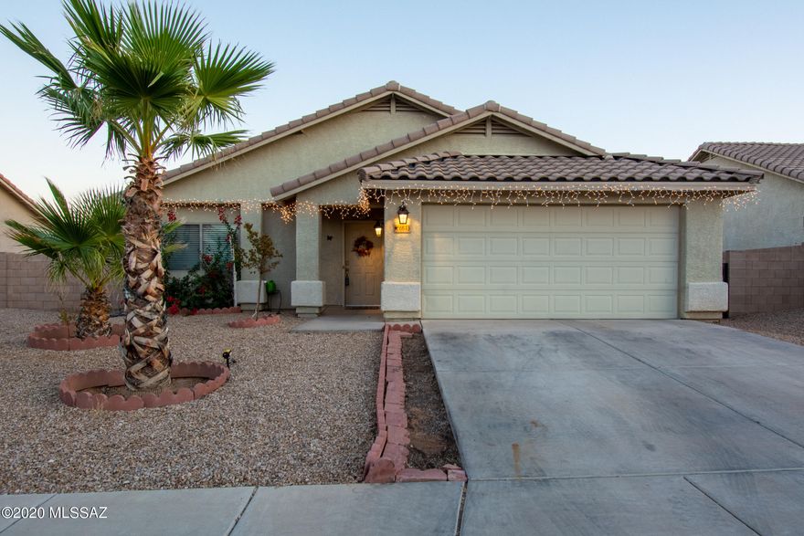 Beautiful 4 beds 2 baths, Soaring ceilings, neutral palette throughout, window blinds, ceiling fans, and beautiful tile floors. 
Spacious family room with access to enclosed air-conditioned bonus room. Breakfast bar, white appliances, pantry, and plenty of wood cabinets in kitchen. Great Home for entertaining! Master retreat boasts vaulted ceiling, walk-in closet, and private en suite. Huge backyard is a blank slate with room for a pool & garden. Move-In Ready!