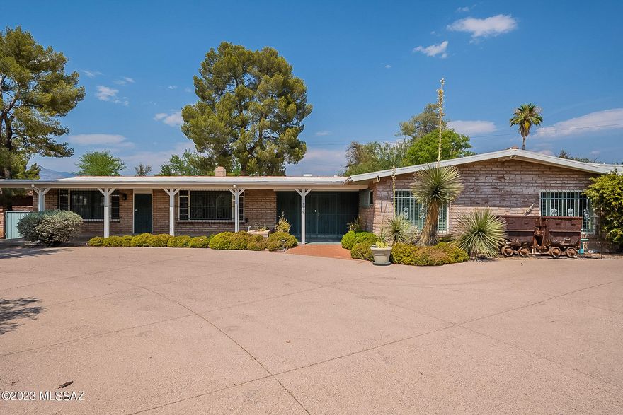 Don't miss out on a great opportunity to be in the gated Tucson Country Club. 
This ranch style brick home sits on a large lot with a huge back yard with plenty of space, separate pool area and great curb appeal.