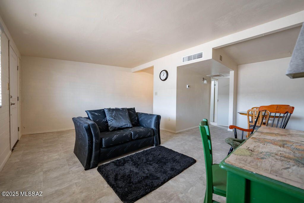 1123 E Kentucky Street