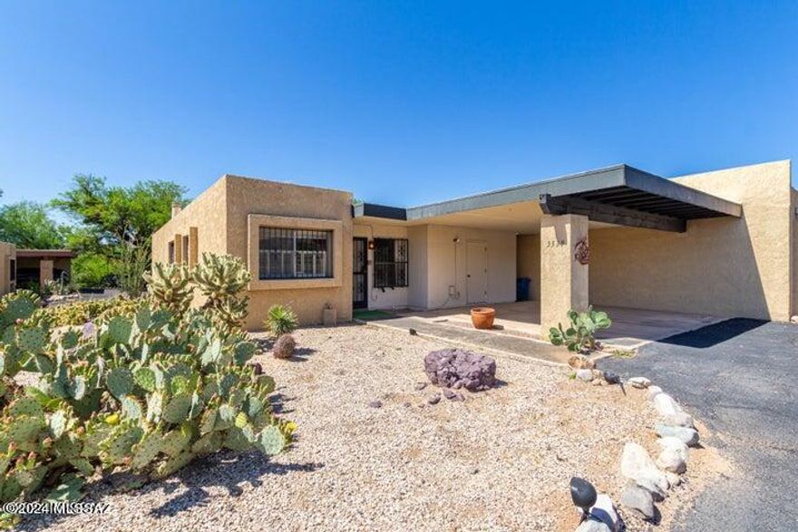 A rare find in the Foothills.  A 1700 sq. ft. 3 bedroom 2 bathroom townhome located in the very desirable Riverbend Estates. Newer HVAC system installed.  Home is an end unit with no one directly behind allowing for desert views and peace and quiet out on the back patio.  Truly a must see!!