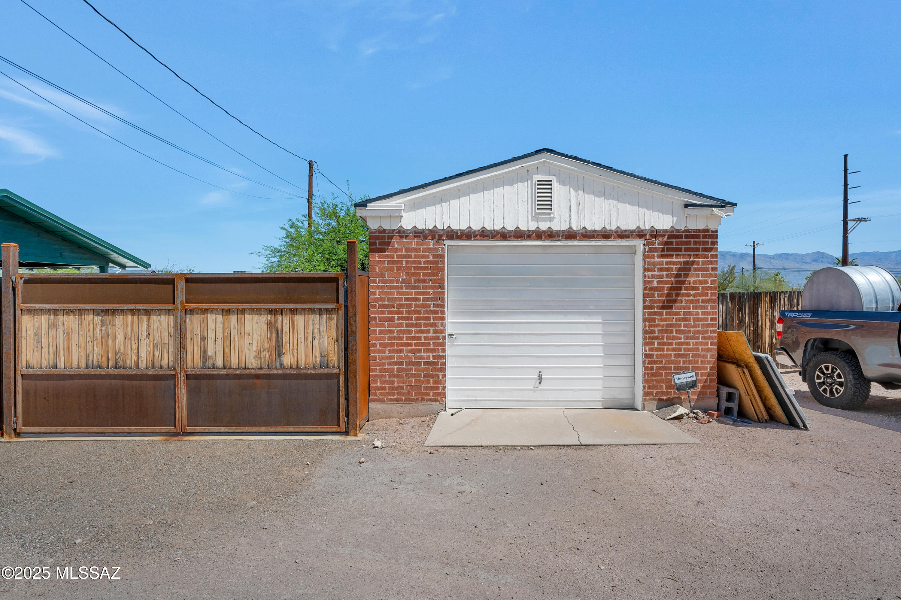 3024 E Mabel Street