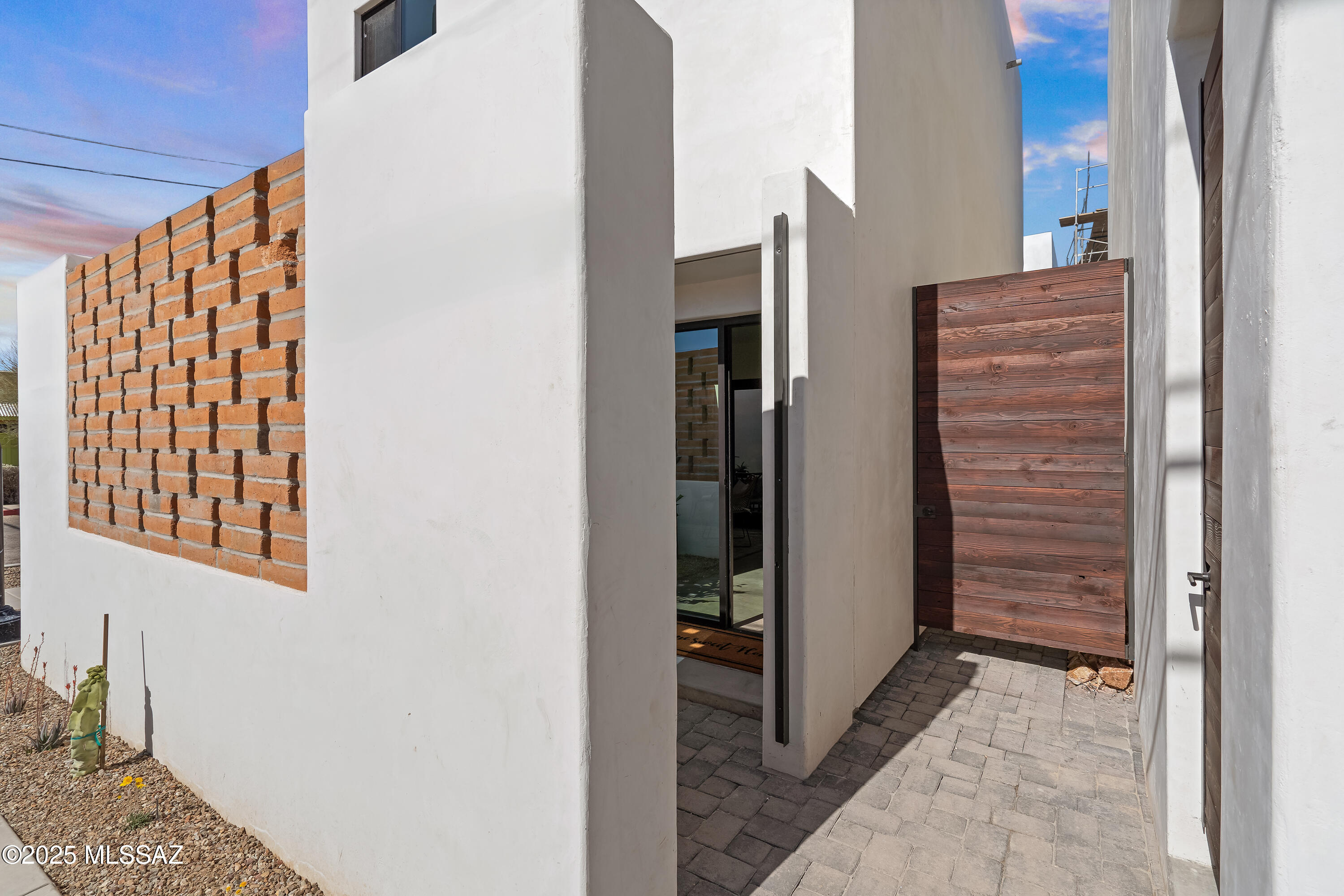 53 W Lalo Way