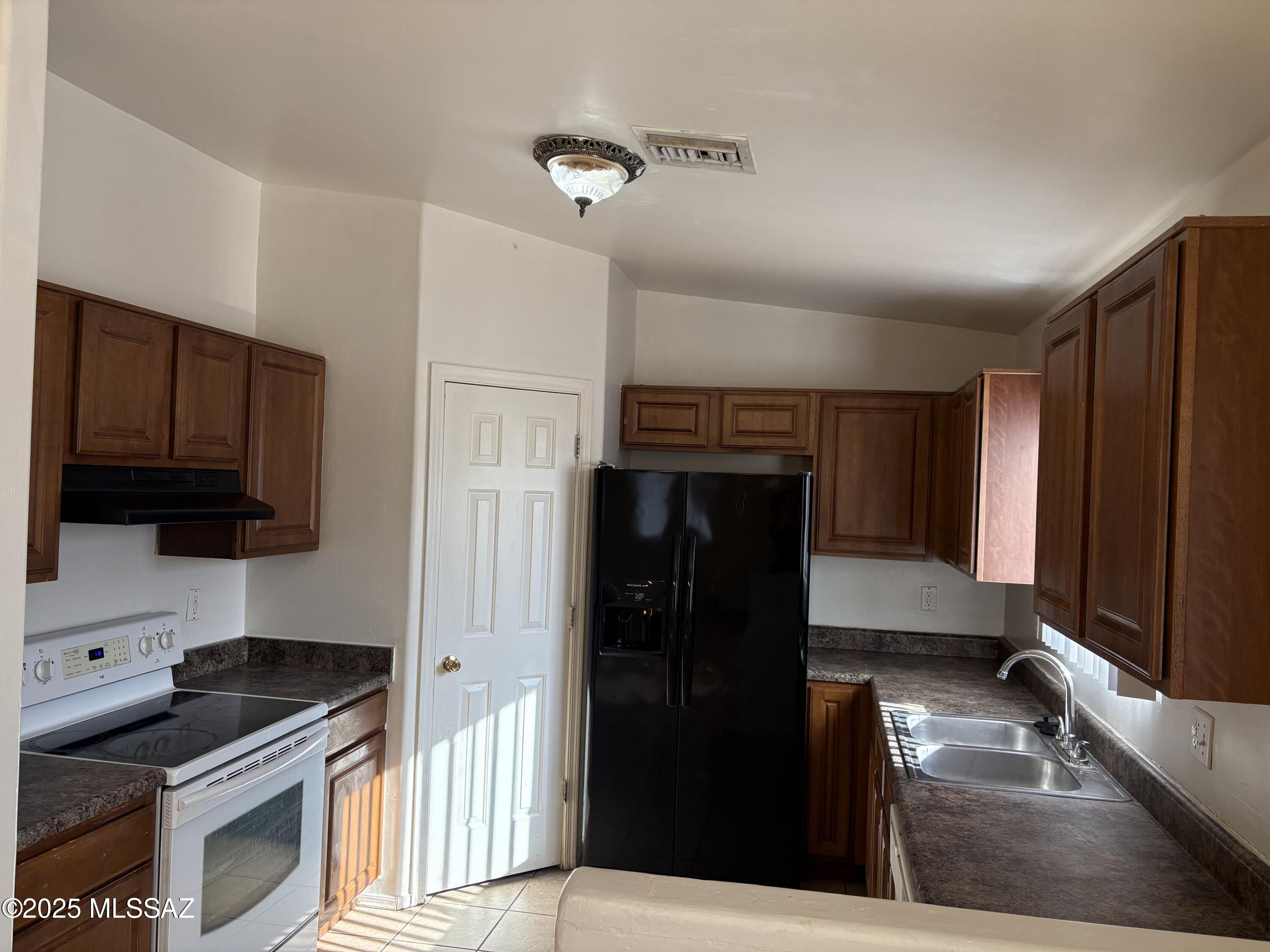 2049 E Cochise Vista