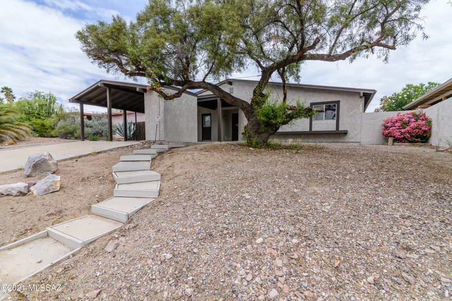 Nice starter home with great bones. Big back yard with covered patio. All new exterior paint job and roof work has been completed.
Located just minutes away from downtown, but far enough away to enjoy the clear skies and bright stars.
