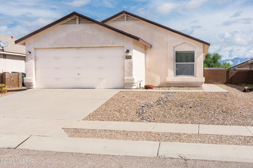 Very nice 2 bed 2 bath plus den home on Tucson's SE side.  Roof has 2 more years left on warranty. Recent termite treatment. This house is ready to call your own. Home has been well taken care of. Bamboo floors look really nice!!! The home has been well maintained and it shows!! Owner selling as is with no repairs. Come take a look, you won't be disappointed. Washer and dryer does convey.