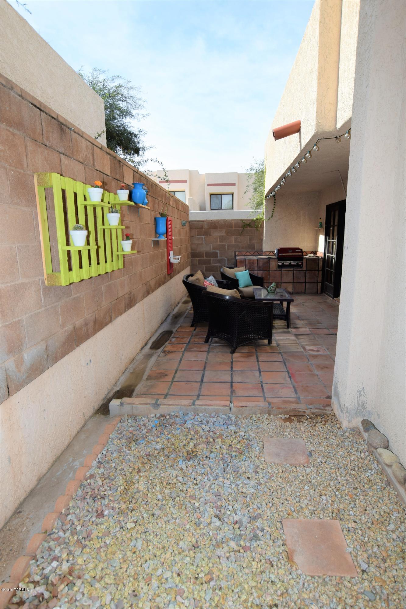 Las Lomitas Townhouses - Residential