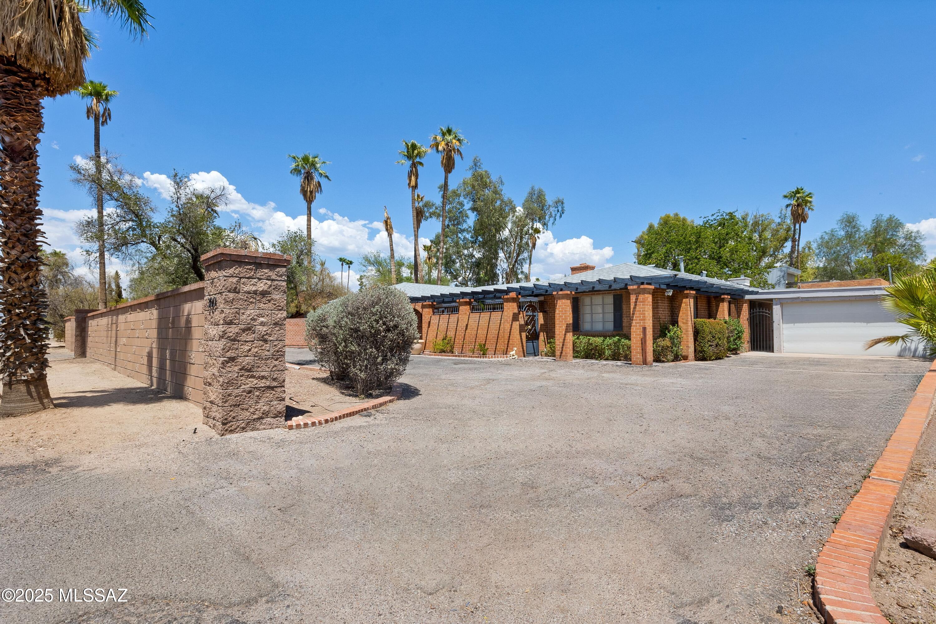 300 N Country Club Road