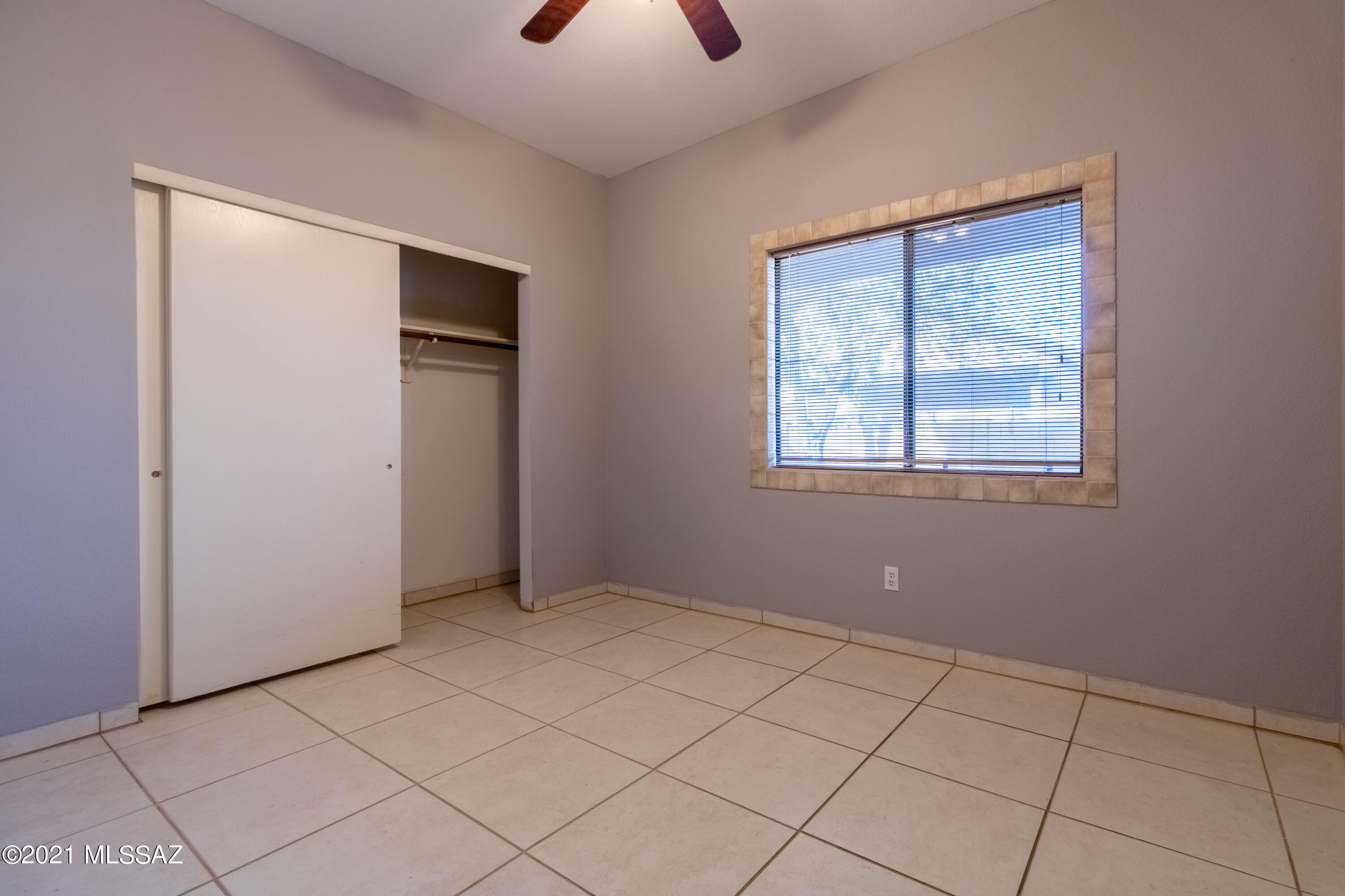 Hacienda Del Oro (1-879) - Residential Lease