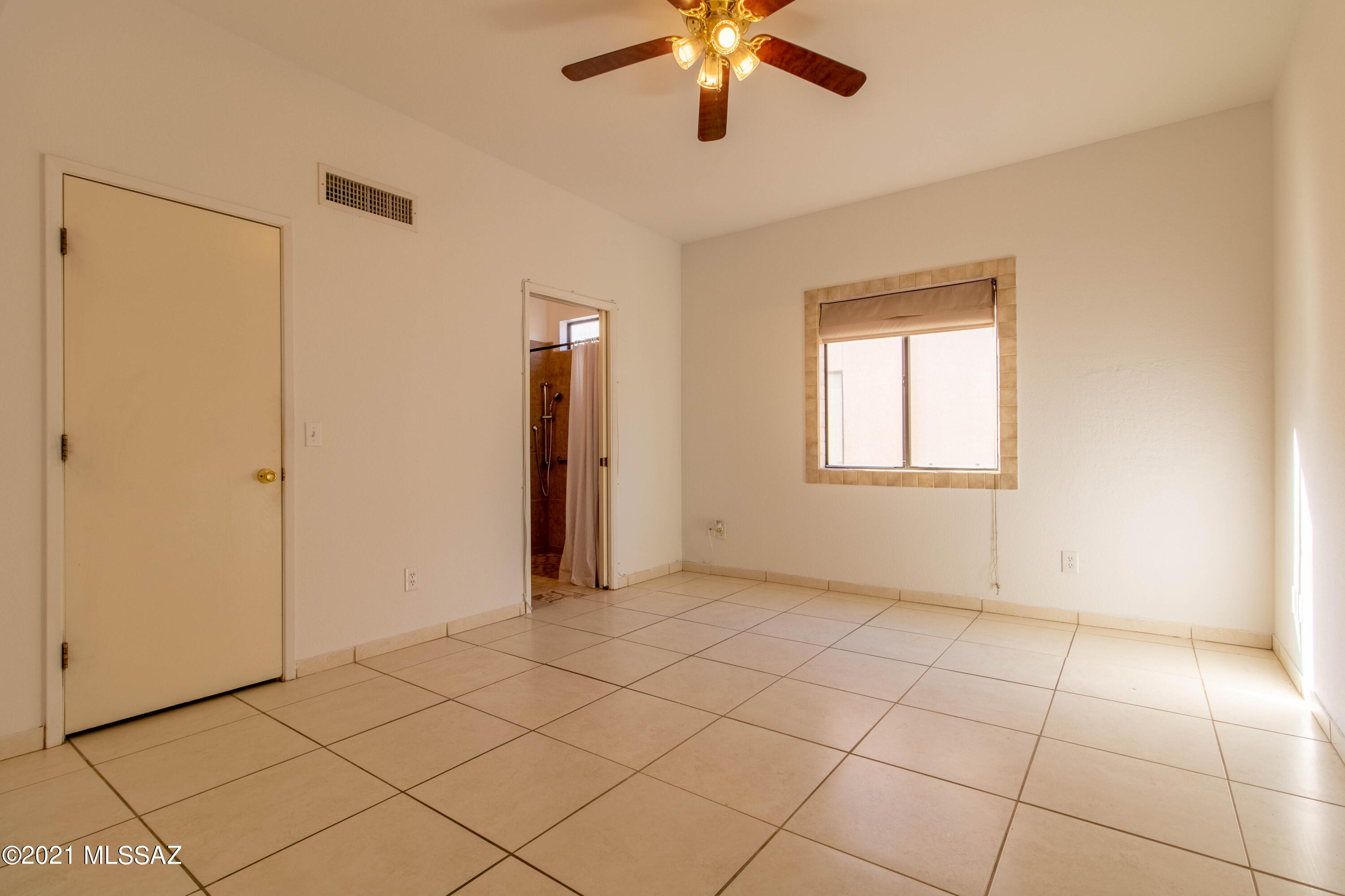 Hacienda Del Oro (1-879) - Residential Lease