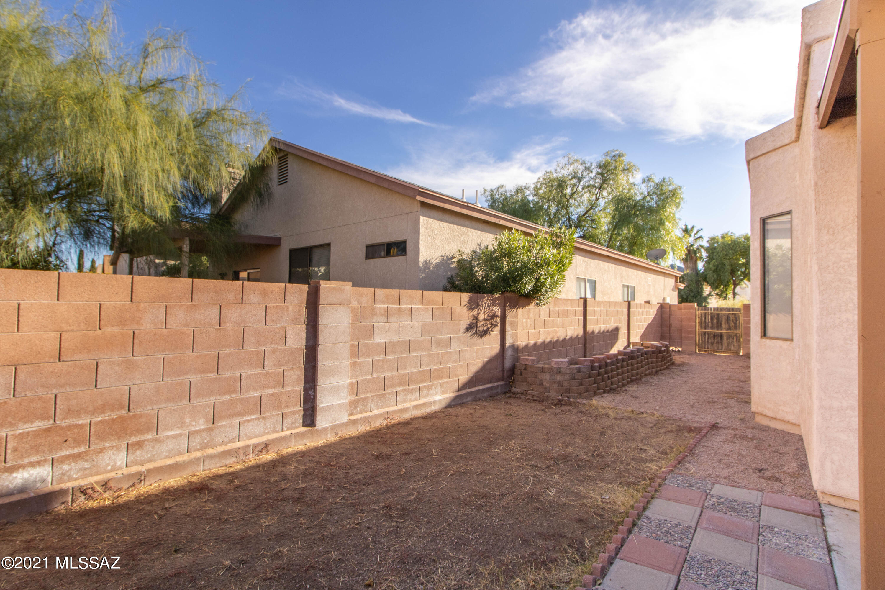 Hacienda Del Oro (1-879) - Residential Lease
