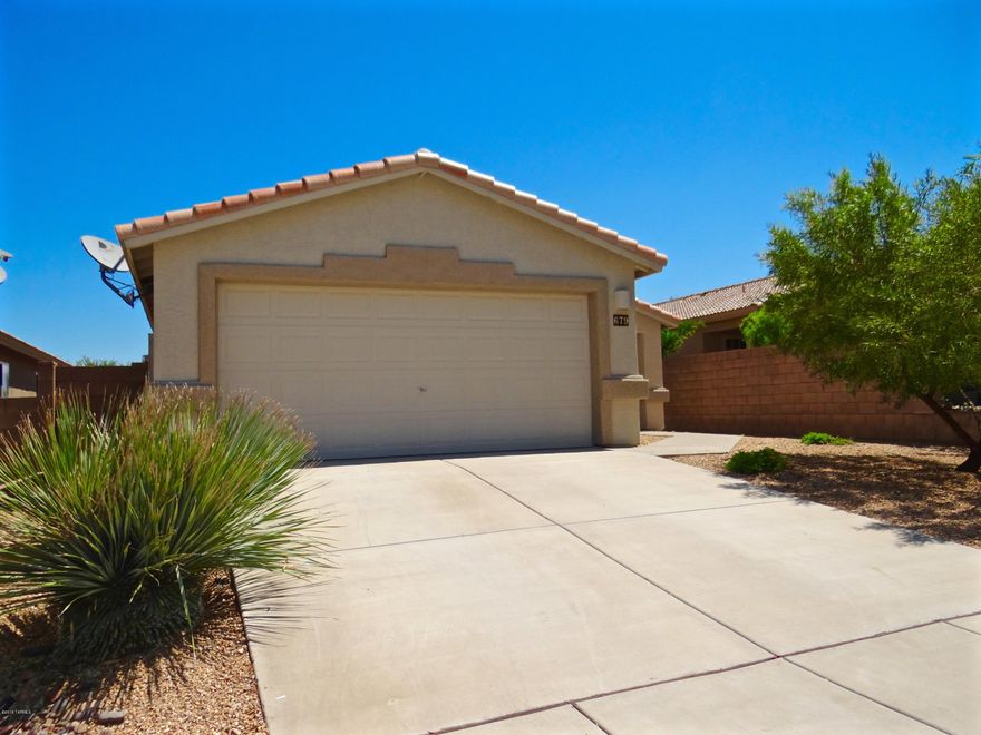 Vail School District! Move-in ready! 
This popular, open floor plan offers vaulted ceilings and sits on a premium lot with view fencing in the back yard. No common neighbor to the rear and located on a cul-de-sac street. New dishwasher and tile everywhere but the bedrooms. Come see this one quickly!