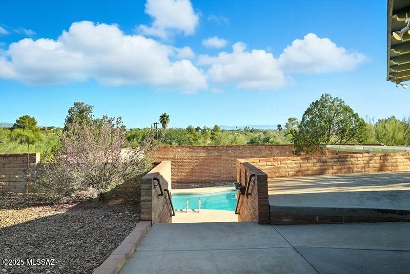 5850 N Campbell Avenue